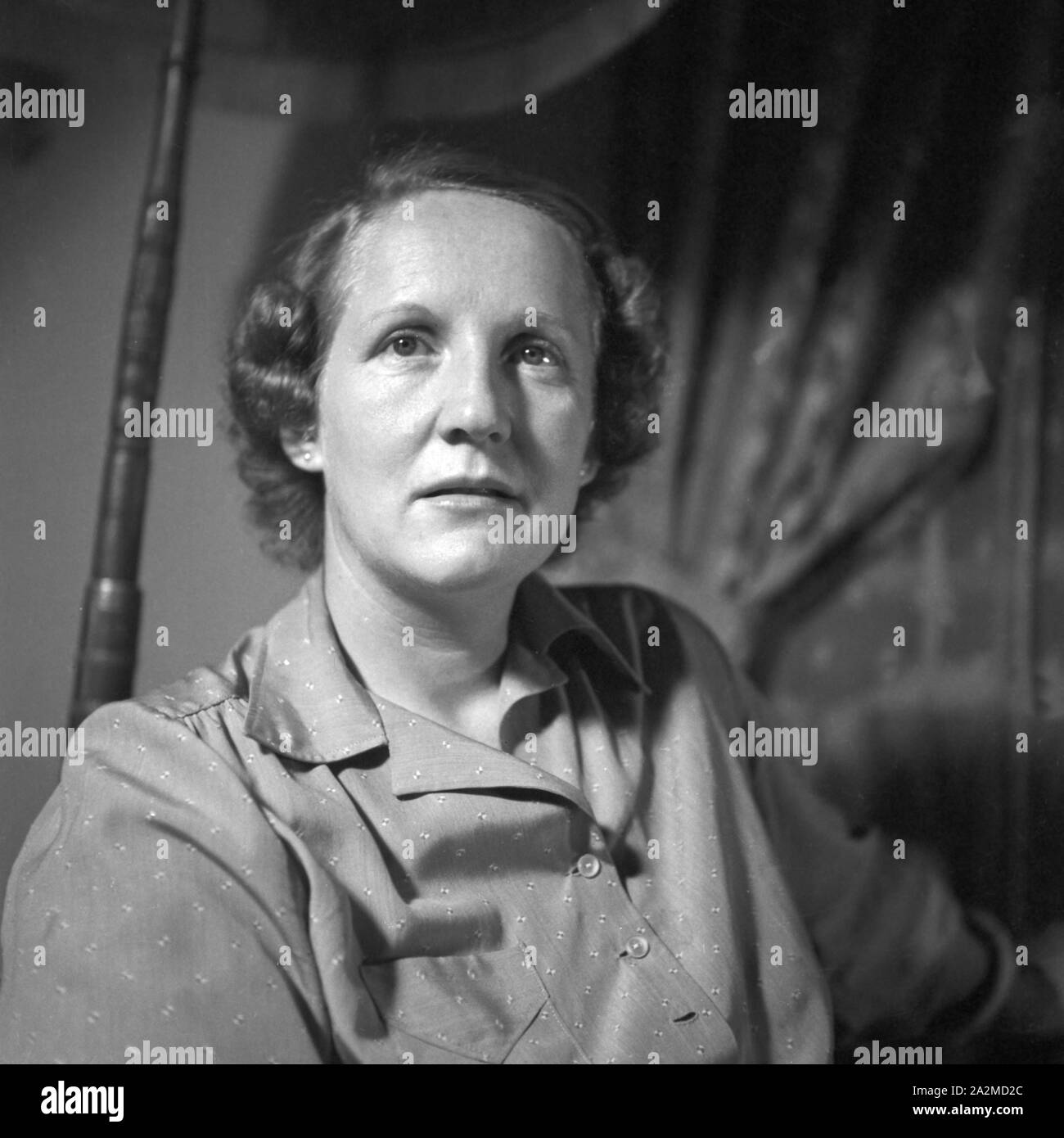 Porträt einer jungen Frau, Deutschland, 1940 er Jahre. Portait de una joven mujer, Alemania 1940. Foto de stock