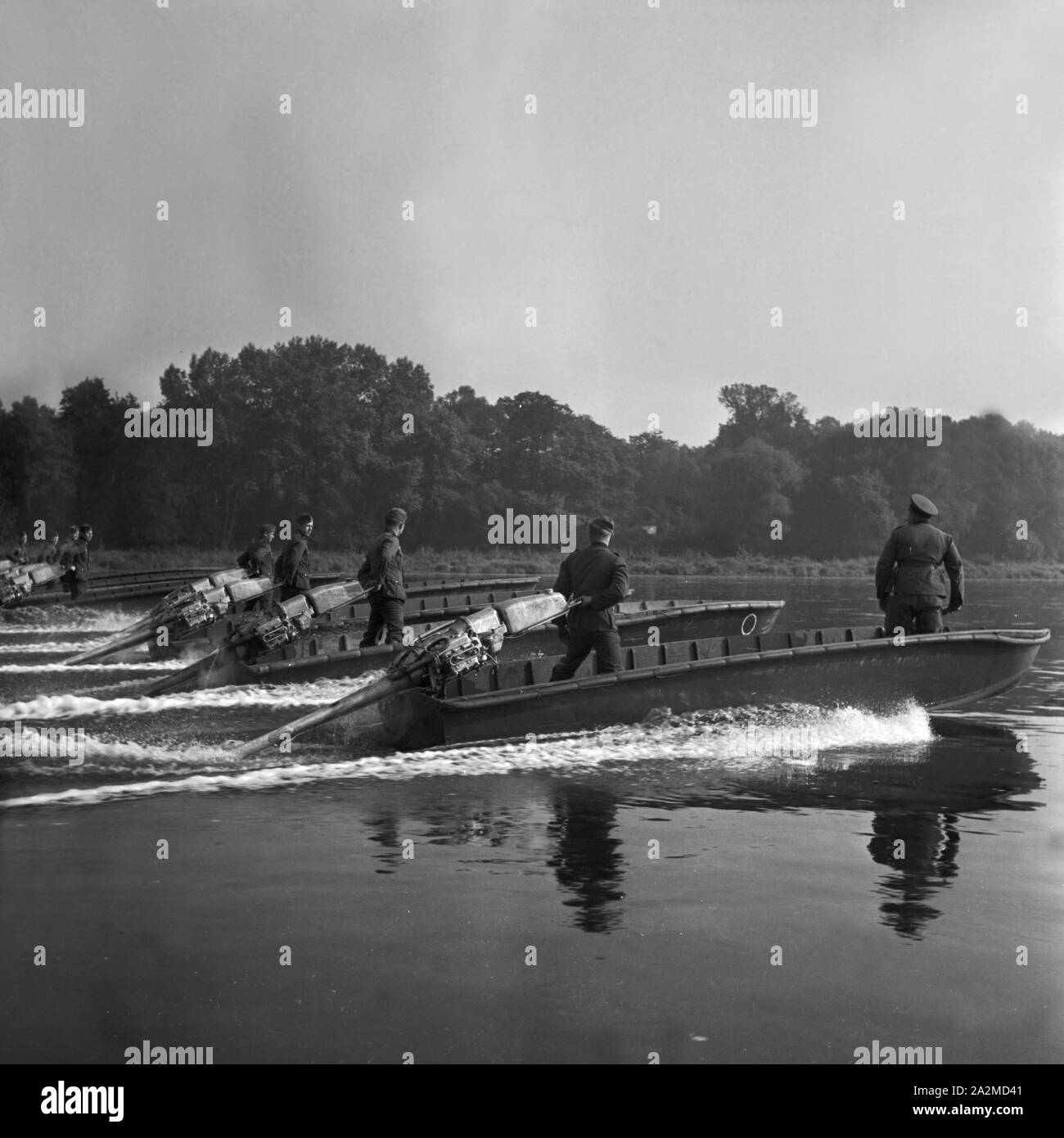 Original-Bildunterschrift: Pionier-Sturmboote fahren Übungen, Deutschland 1940er Jahre. Unidad de Ingeniería storm barcos ejercer, Alemania 1940. Foto de stock