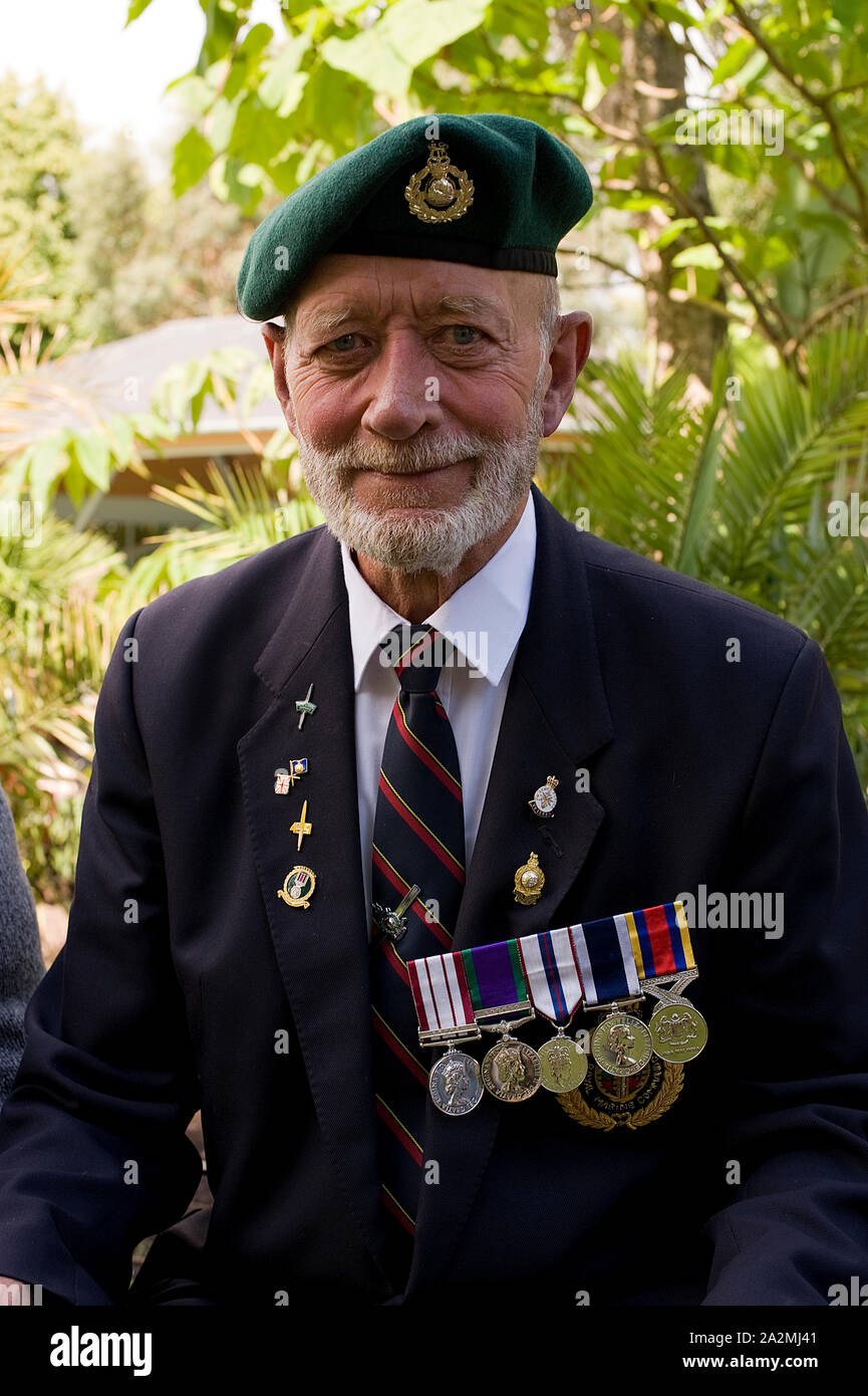 Ancianos Royal soldado con gorra, y medallas Fotografía de - Alamy