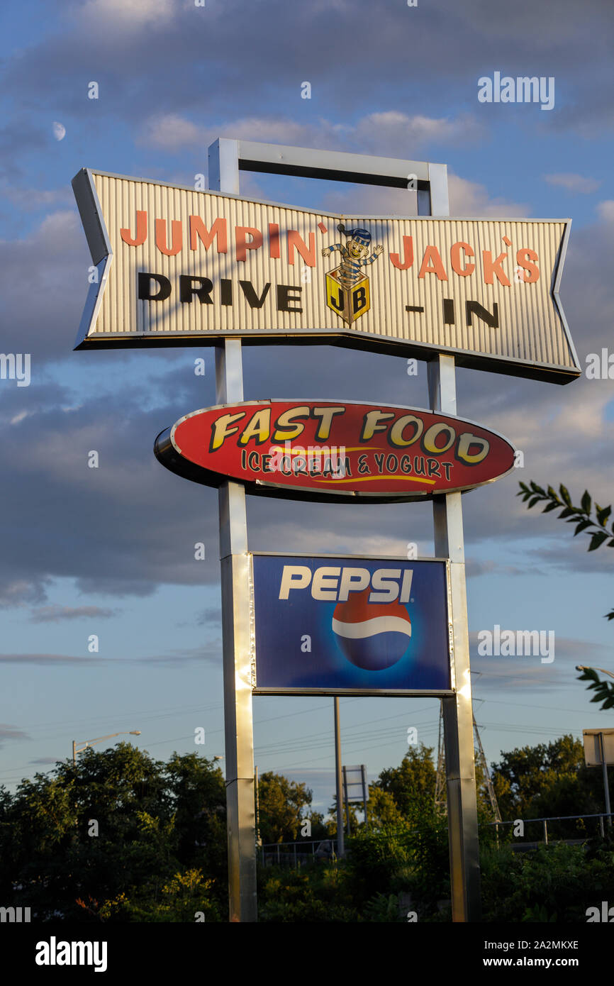 Jumpin' Jack's Drive-In vintage, un restaurante de comida rápida en el río Mohawk en Schenectady, Nueva York. Foto de stock