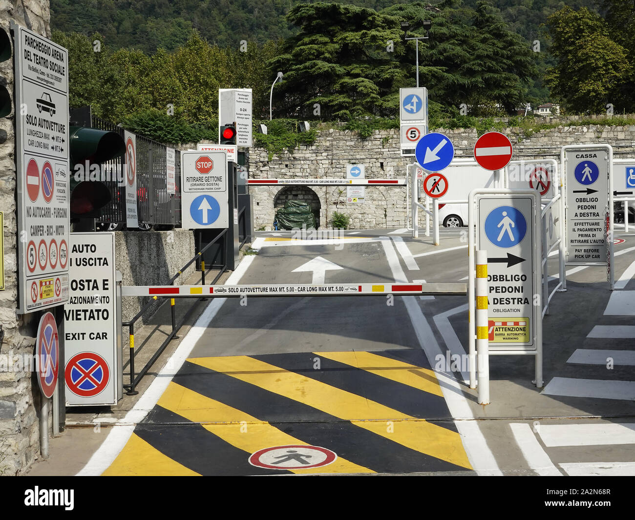 Mobiliario urbano y signos en ' Old Town' de Como, el Lago de Como, en Lombardía, Italia Foto de stock