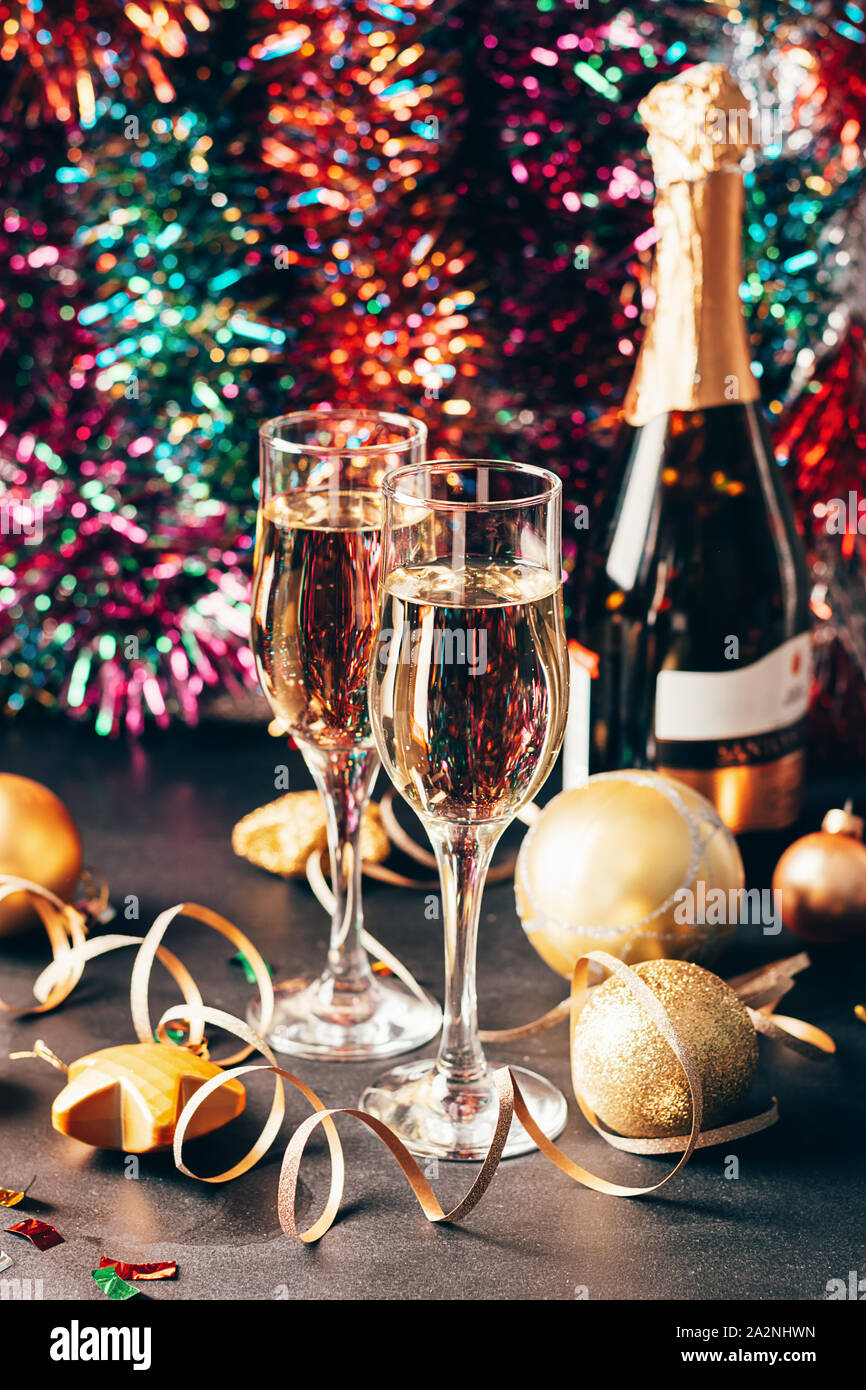 Copas de champagne sobre fondo de navidad