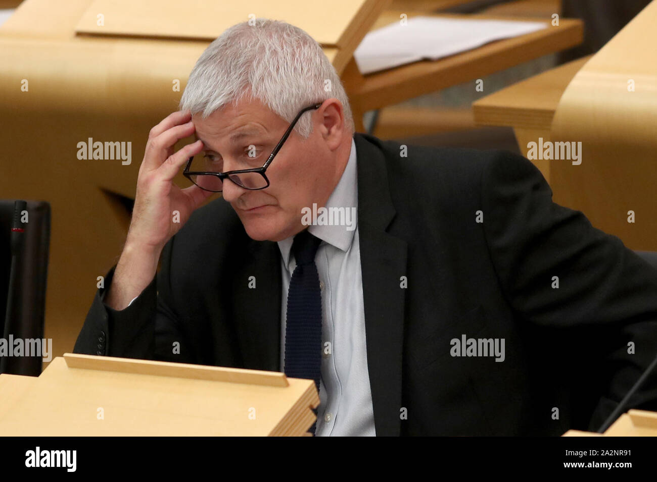 Escocés John Finnie del Partido Verde en la cámara principal del Parlamento Escocés, Edimburgo, durante el debate parlamentario sobre la Infancia (igual protección de asalto) (Escocia), Bill. Si se aprueba la legislación significa una prohibición de los castigos físicos de los niños. Foto de stock