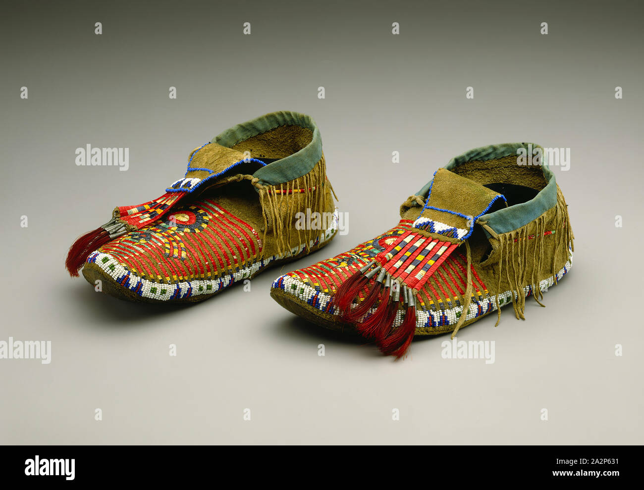 Sioux moccasins fotografías e imágenes de alta resolución - Alamy