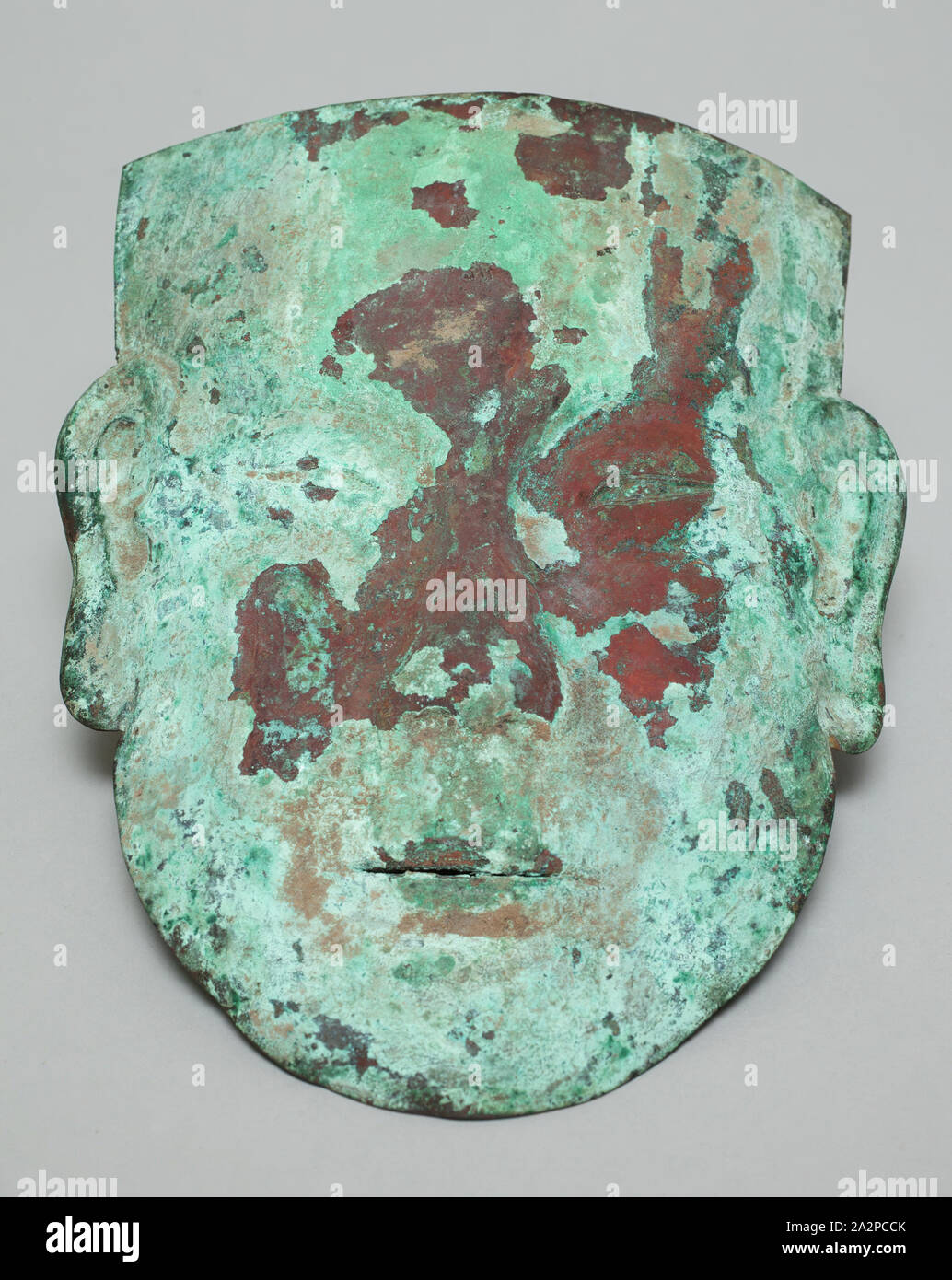 Desconocido (Chino), máscara mortuoria, 265/589, cobre, 8 3/4" x 6 3/4" Foto de stock