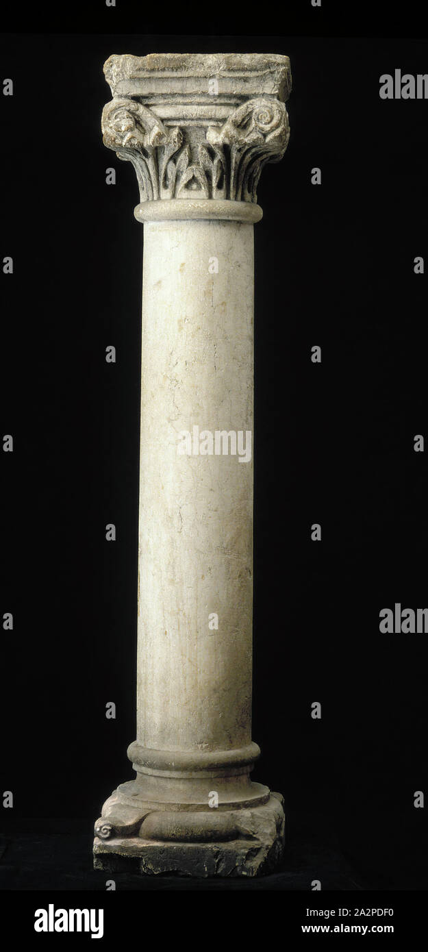 Desconocido (Italiano), columna con base y Capital, del siglo XV, de piedra de Istria, en general: 56 5/8 × 13 × 12 3/4 pulgadas (143,8 × 33 × 32,4 cm Foto de stock