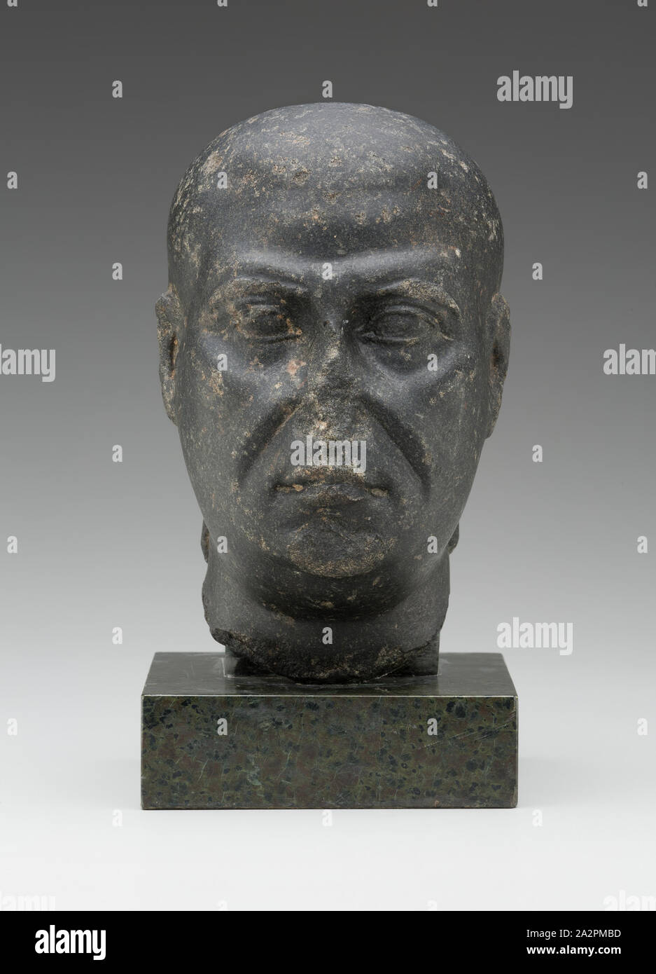Egipcia, la cabeza de un hombre, c. 250 BC, piedra tallada, 7 3/4 x 5 x 6 5/8". ( 19,7 x 12,7 x 16,8 cm. Foto de stock