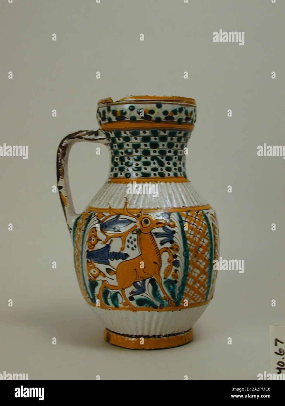Desconocido (eslovaco), Pitcher, 1809, de estaño, cerámica esmaltada 10 1/4 x 6 7/8 x 6 in. (26,0 x 17,5 x 15,2 cm. Foto de stock