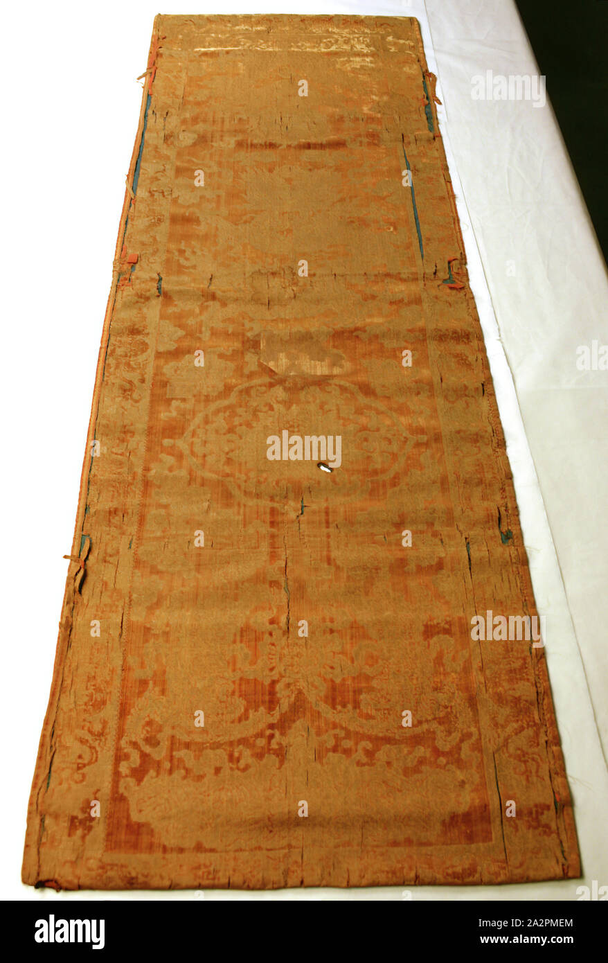 Desconocido (Chino), Panel, siglo XVIII, tejidos de terciopelo, rojo y oro, 65 x 21 Foto de stock