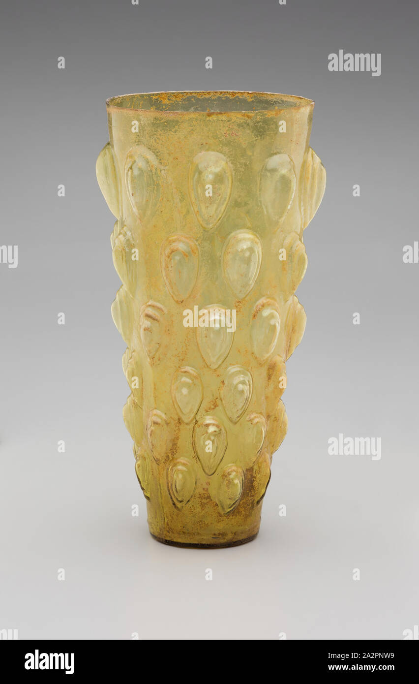Roman, Vaso de precipitado, siglo 1 D.C., vidrio, 8 1/8" x 3 3/4" de diámetro. (20,6 x 9,5 cm) a RIM Foto de stock