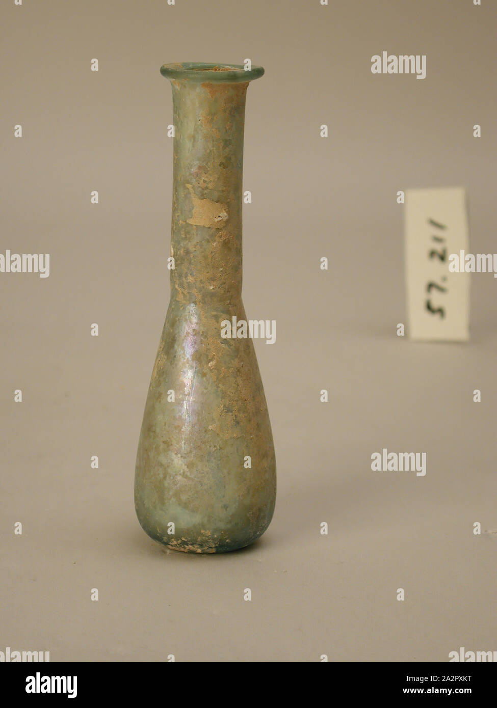 Roman, matraz, siglo 1 D.C., vidrio, H. 4 3/8 (11,1 cm) de diámetro. 1 1/4 (2,9 cm Foto de stock