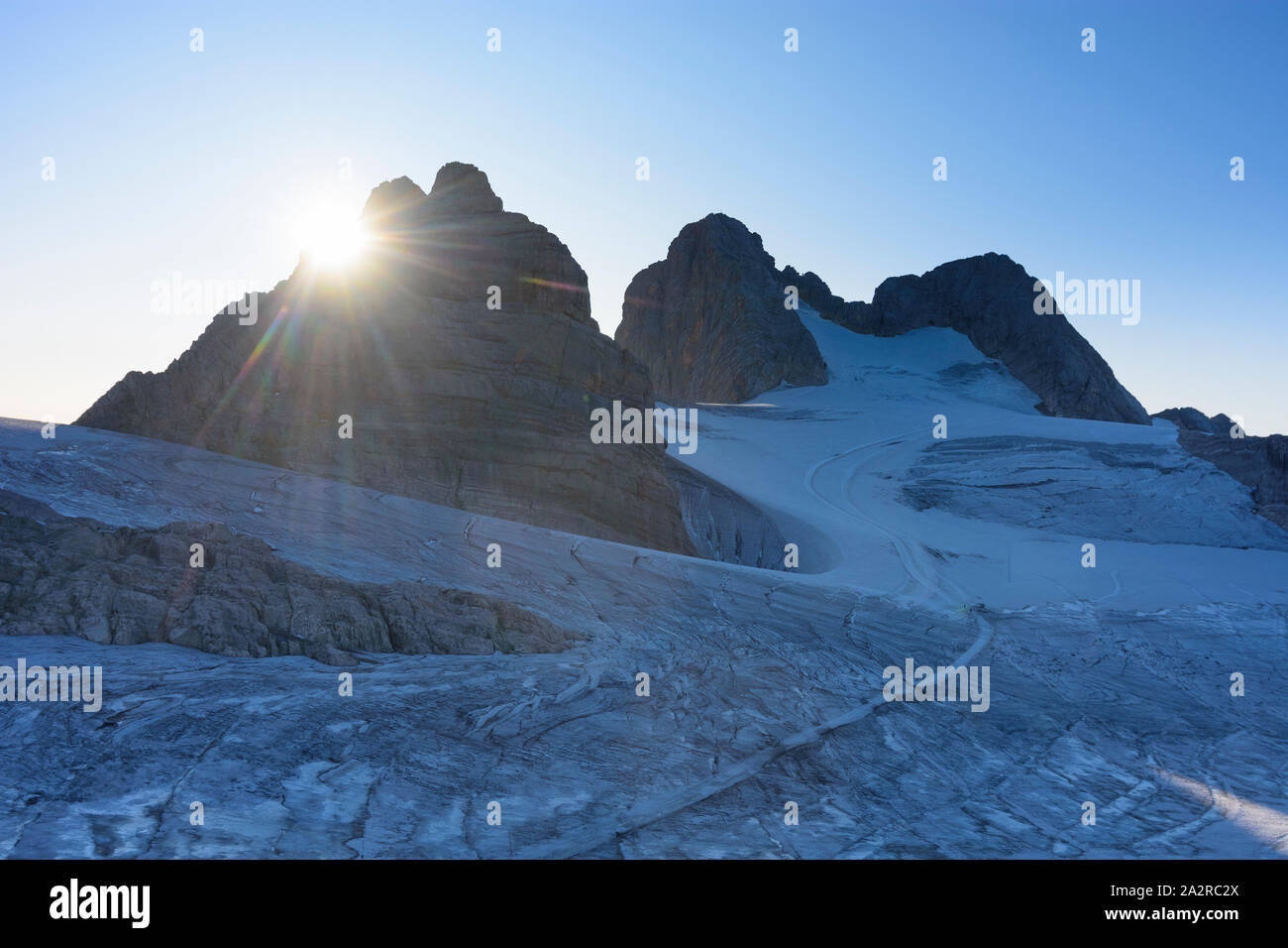 Montañas de Dachstein: cumbre Hoher Dachstein (centro), glaciar Hallstätter, cabaña de montaña, cumbre Dirndln Seethalerhütte (izquierda) en Salzkammergut, Oberös Foto de stock