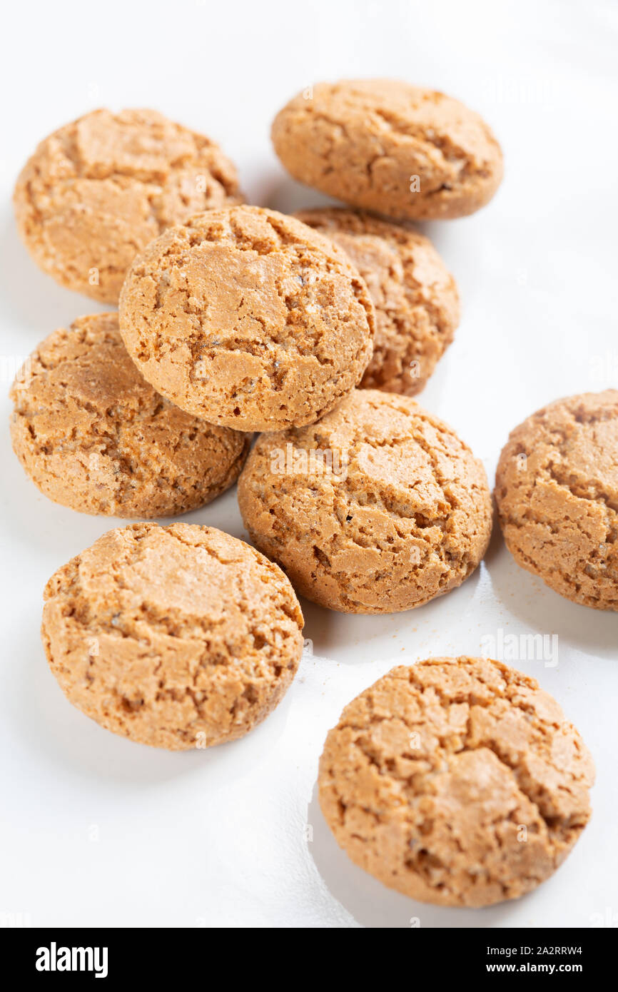 Galletas Amaretti italiana sobre fondo blanco. Foto de stock