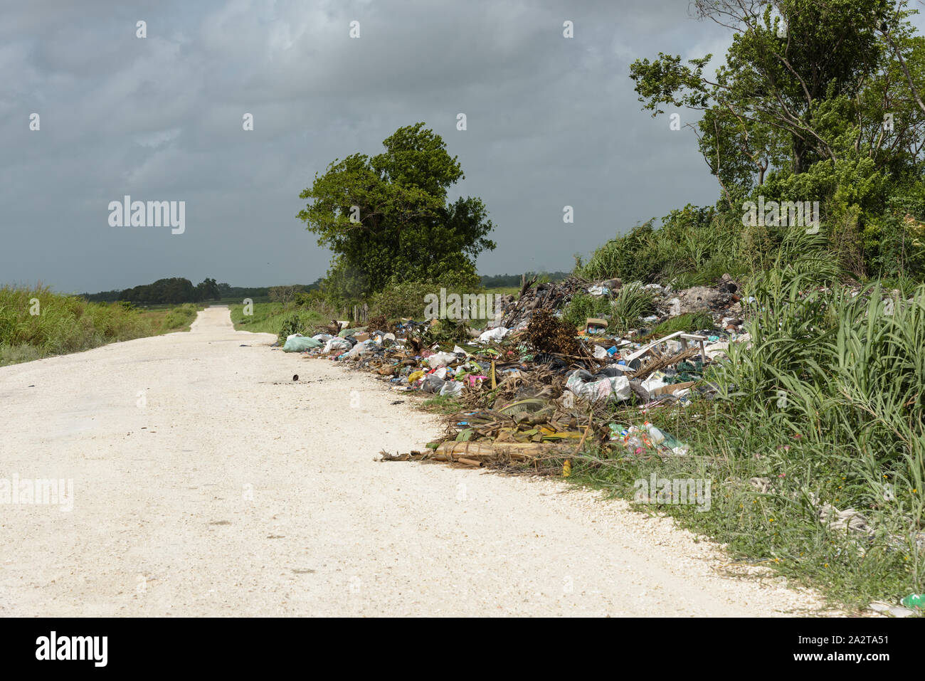 Orange Walk, Belice - Mayo 21, 2017: la basura arrojados junto a carretera - pone de relieve el problema de la basura en la carretera en América Latina. Foto de stock