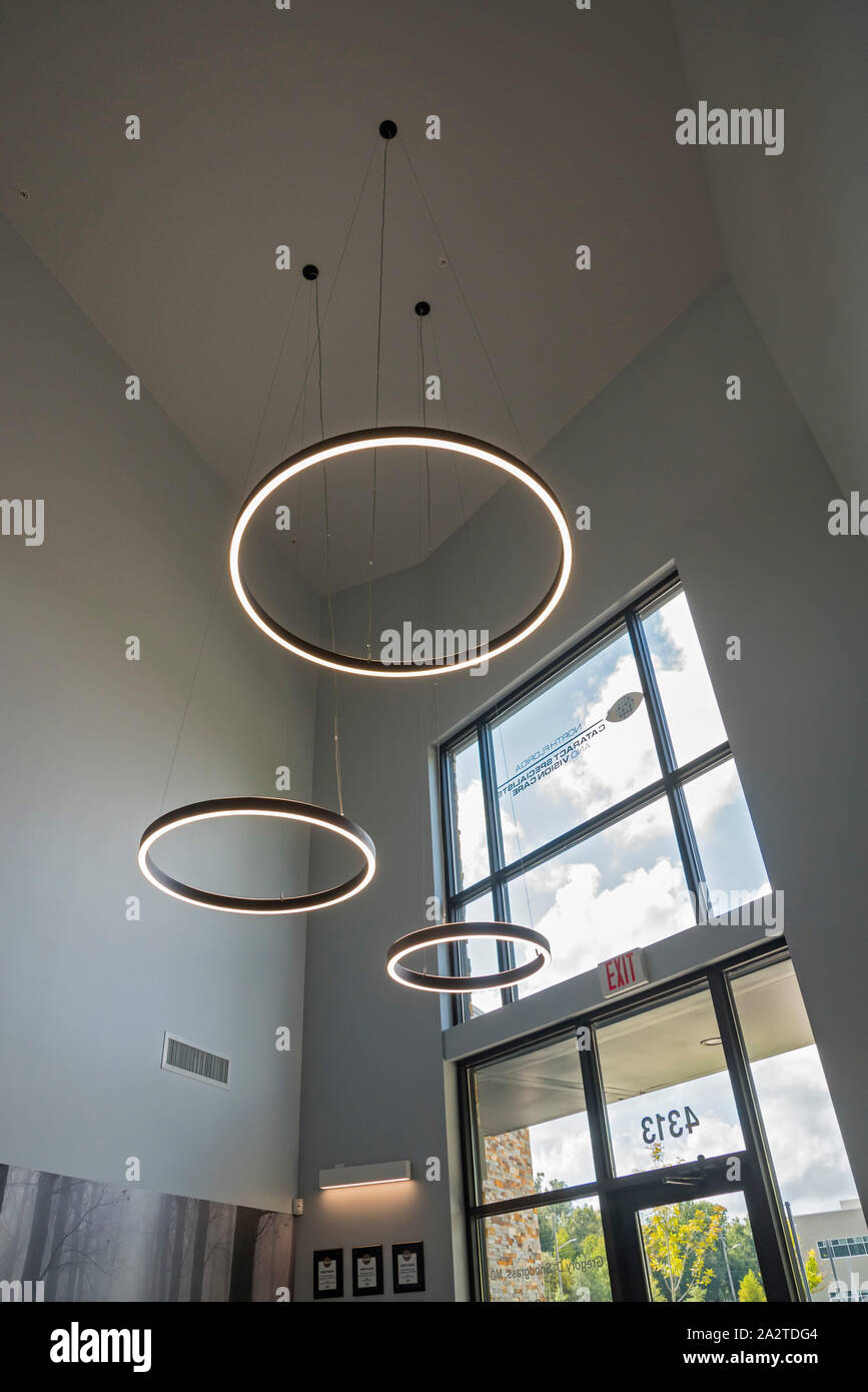 Circular grande luces colgando del techo dentro de un consultorio médico de entrada. Foto de stock