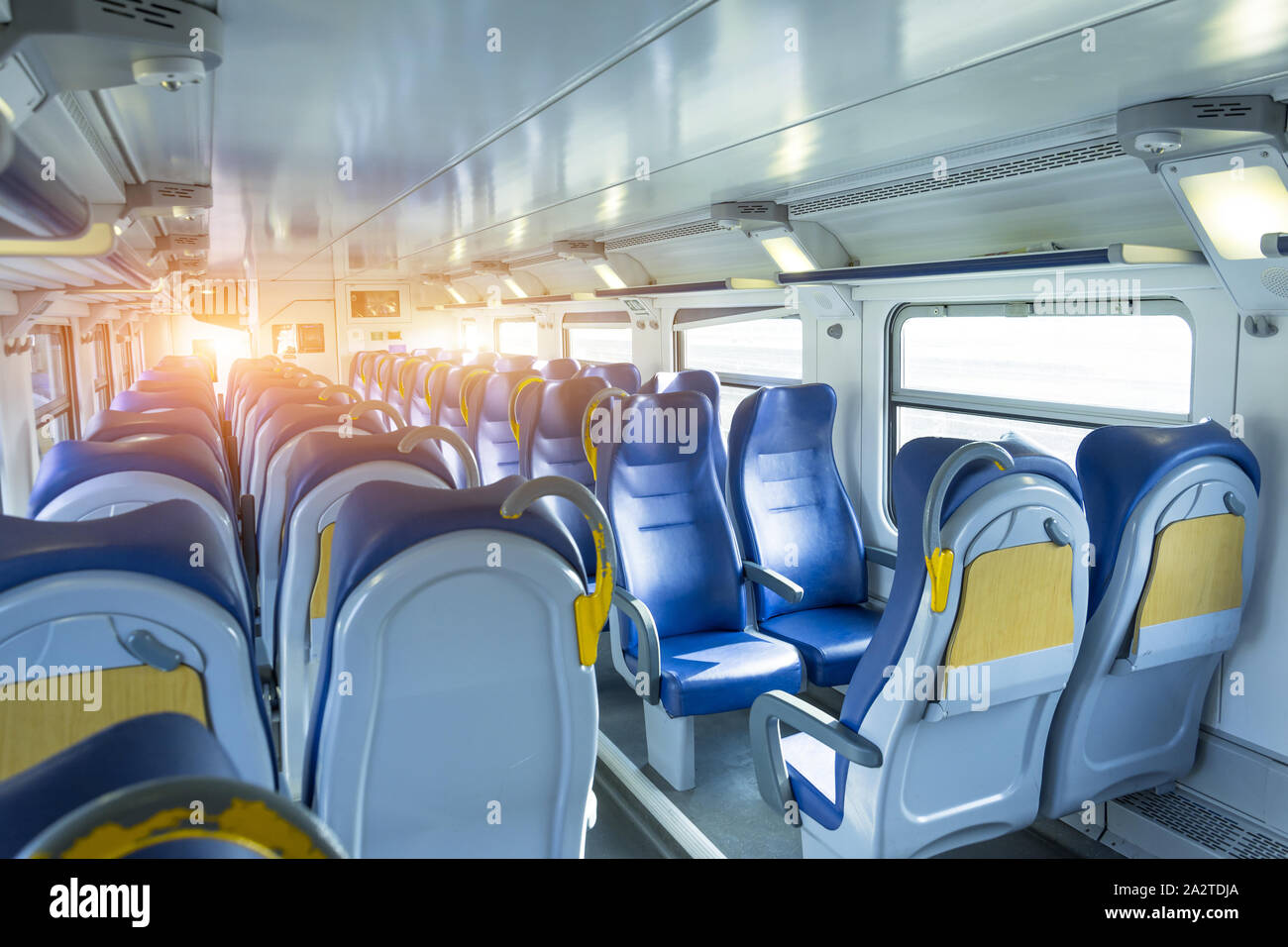 Salón interior del tren de cercanías de velocidad con asientos vacíos Foto de stock