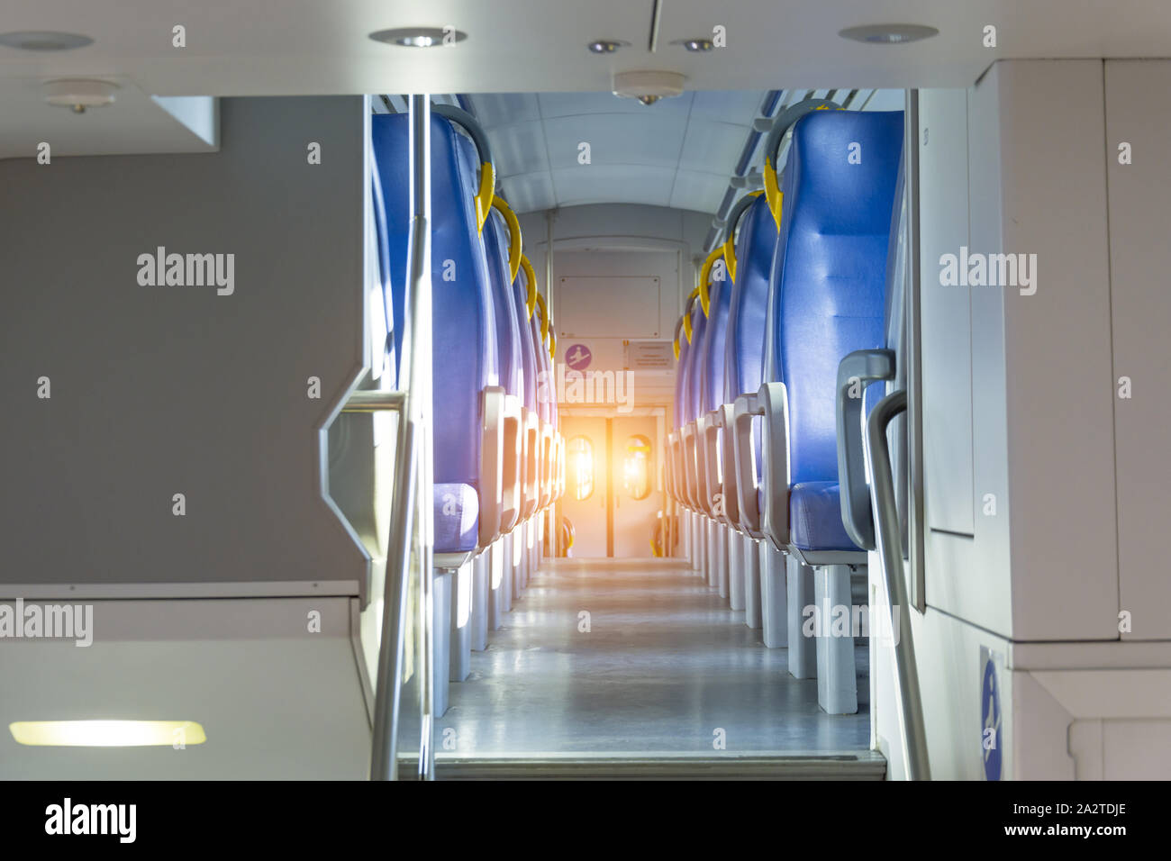 Salón interior del tren de cercanías de velocidad con asientos vacíos Foto de stock