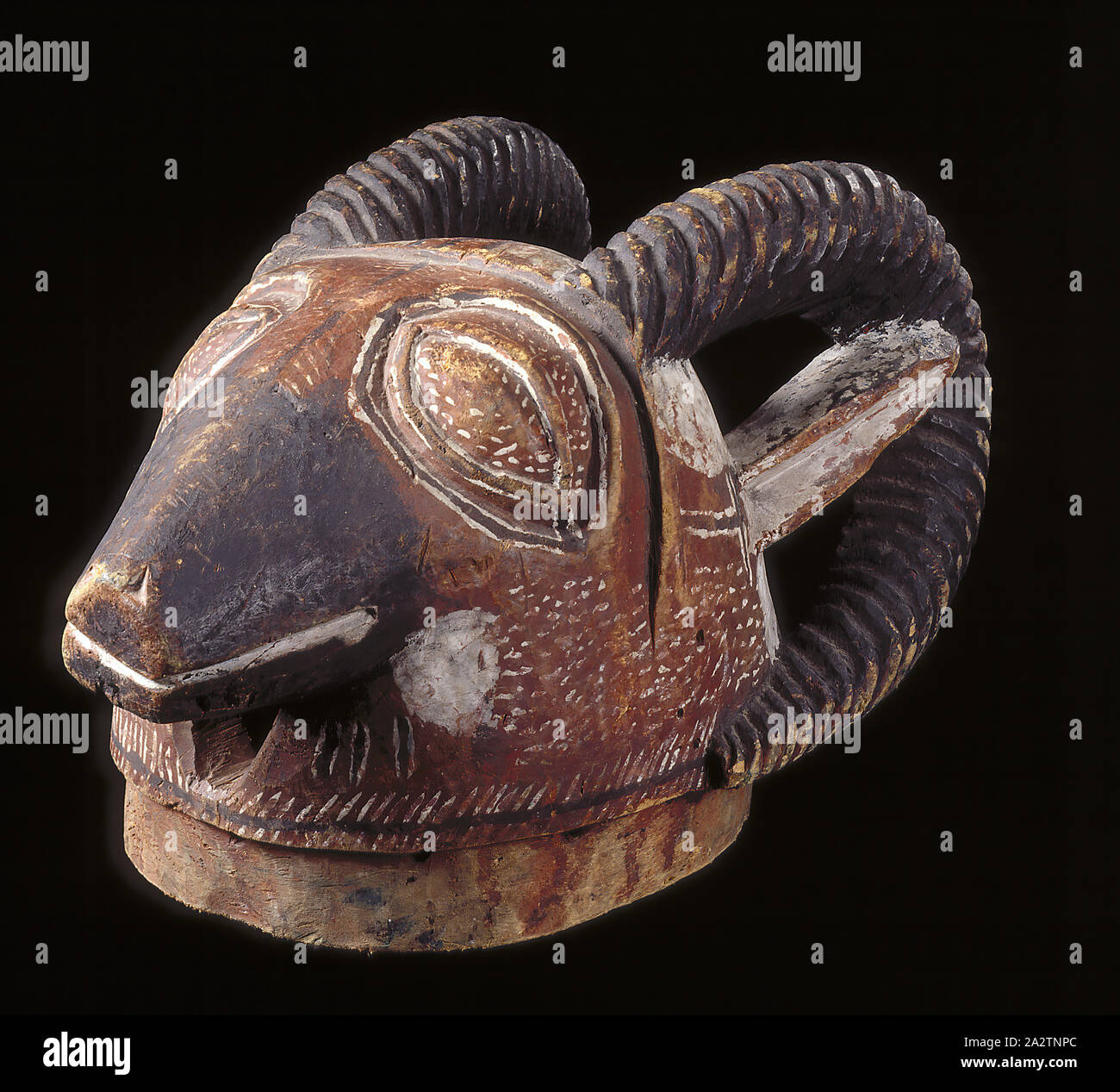 Máscara de casco de Egungun/cabeza de carnero motif, pueblo yoruba, madera,  pigmento 19-7/8 x 19-7/8 x 12 in., el arte africano Fotografía de stock -  Alamy