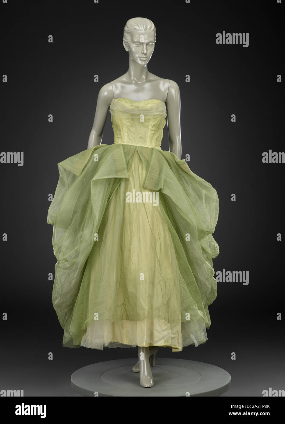 Vestido de tafetán fotografías e imágenes de alta resolución - Alamy Vestido de tafetán fotografías e imágenes de alta resolución - Alamy