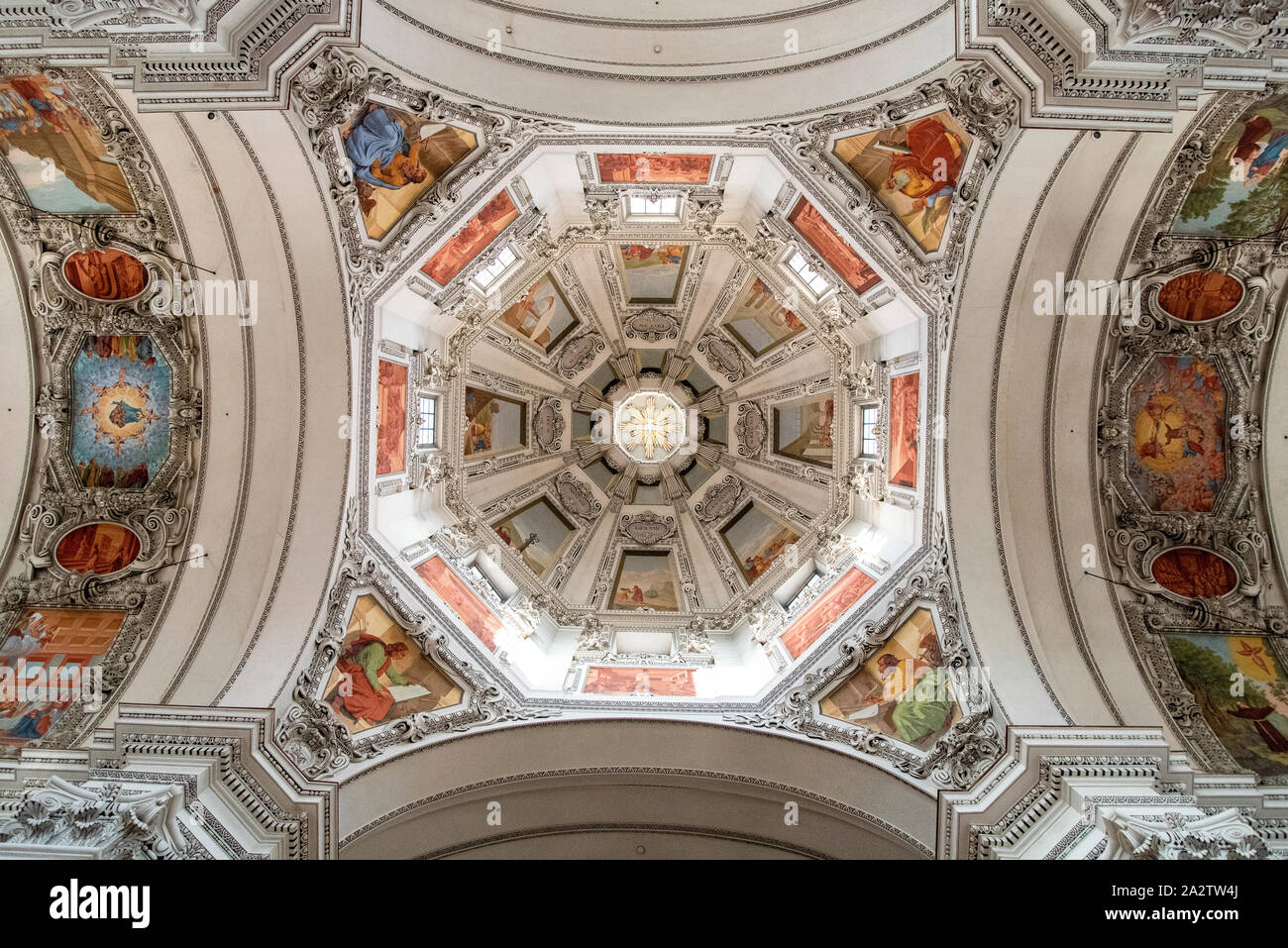 El interior de la catedral de Salzburgo, Viw a la cúpula, Austria Foto de stock