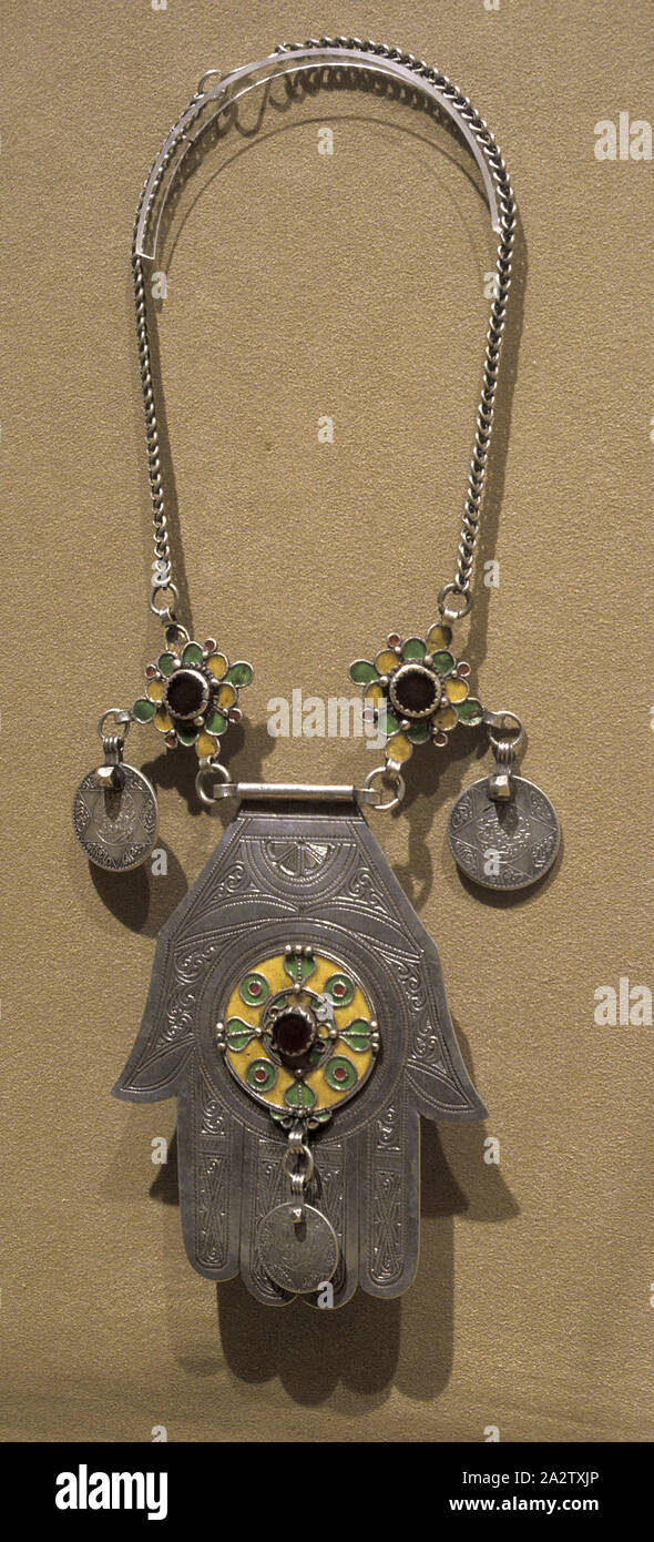 Collar (mano de Fátima), pueblos bereberes, comienzos del siglo XX, la plata, el esmalte, 16-1/4 x 7 pulg., el arte africano Foto de stock