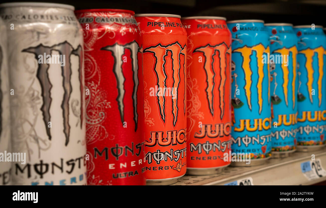 Una pantalla de latas de bebidas energéticas Monster marca a la venta en un  almacén en Nueva York el martes, 1 de octubre de 2019. Monster bebidas  informó recientemente el segundo trimestre