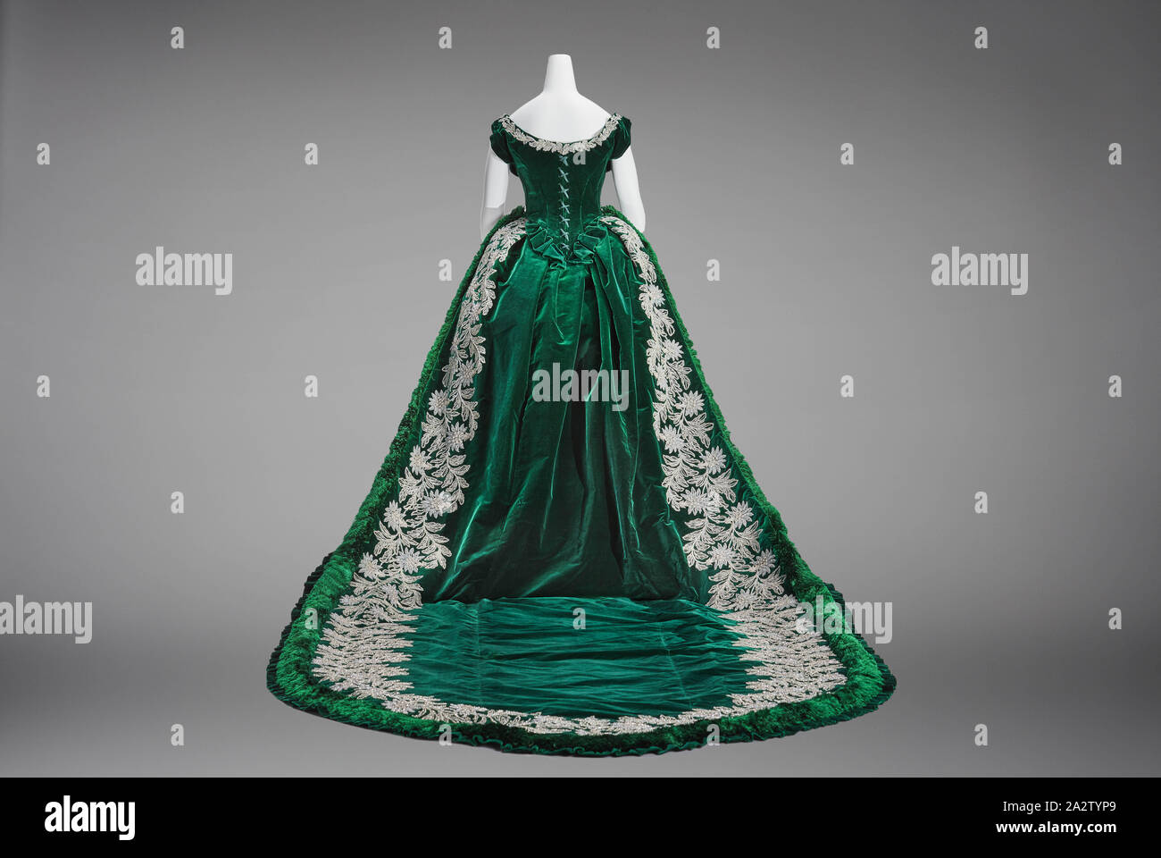 Vestido de la corte imperial rusa, Charles Frederick Worth, diseñador  inglés, (1825-1895), alrededor de 1888, seda, terciopelo, moiré lamé de  plata, bordados con cristales de Cristal claro plata, lentejuelas, lámina  de aluminio,
