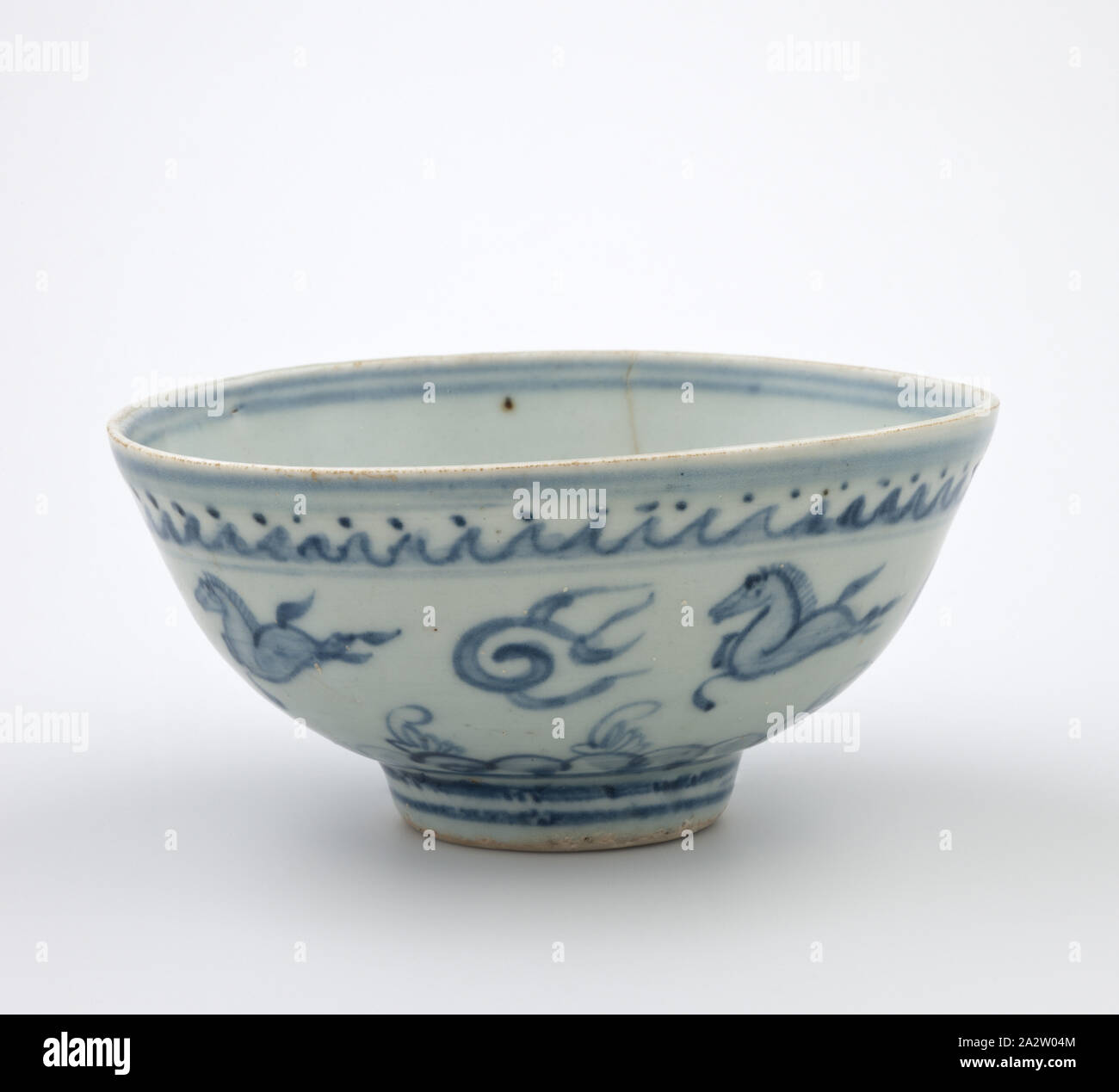 Tazón, la dinastía Ming, dinastía Ming, 1400-1599, porcelana con azul underglaze, 2-3/4 x 5-1/2 (diam.), Arte Asiático. Foto de stock