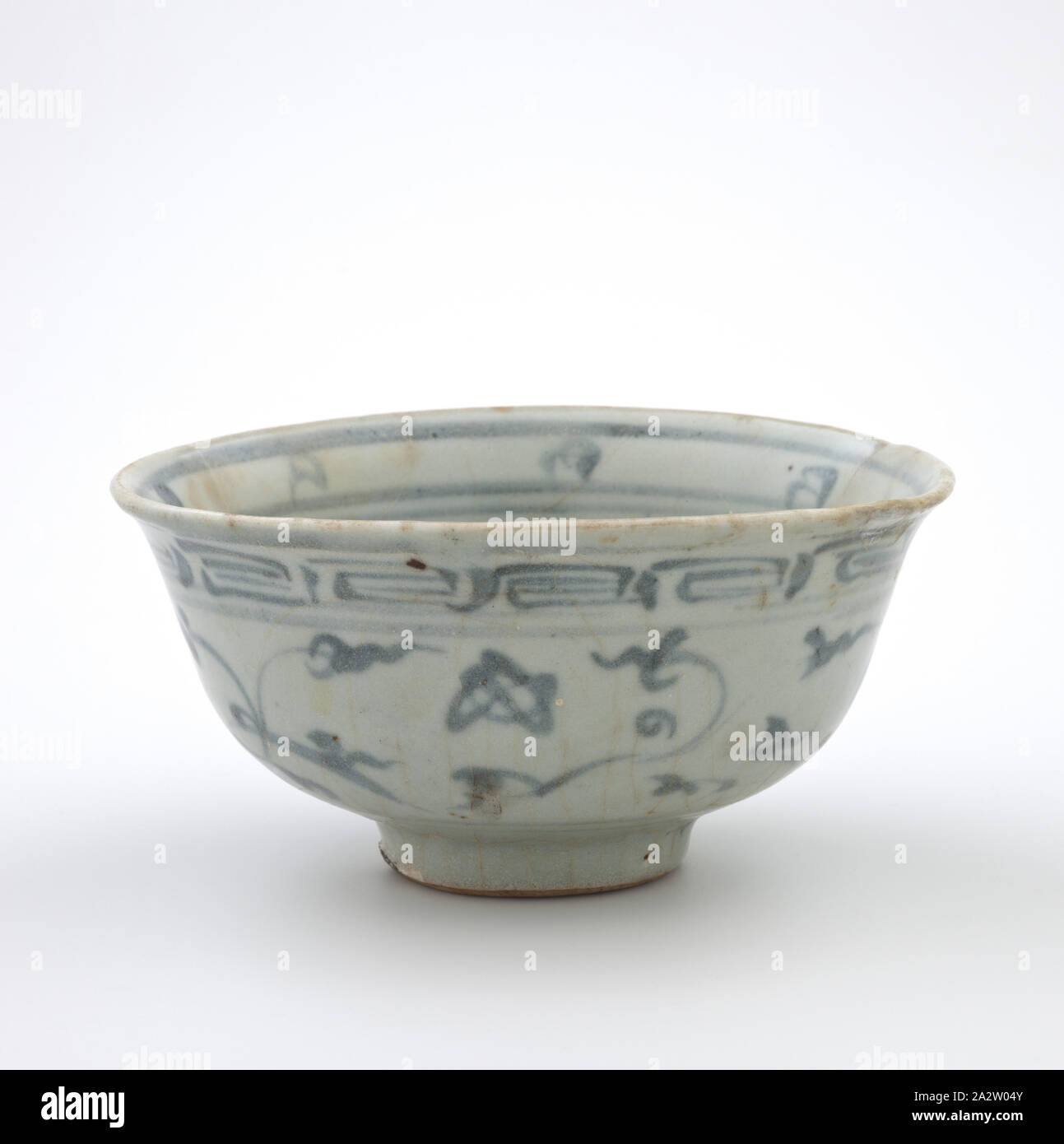 Tazón, la dinastía Ming, dinastía Ming, 1400-1599, porcelana con azul underglaze, 2-3/4 x 5-1/2 (diam.), Arte Asiático. Foto de stock