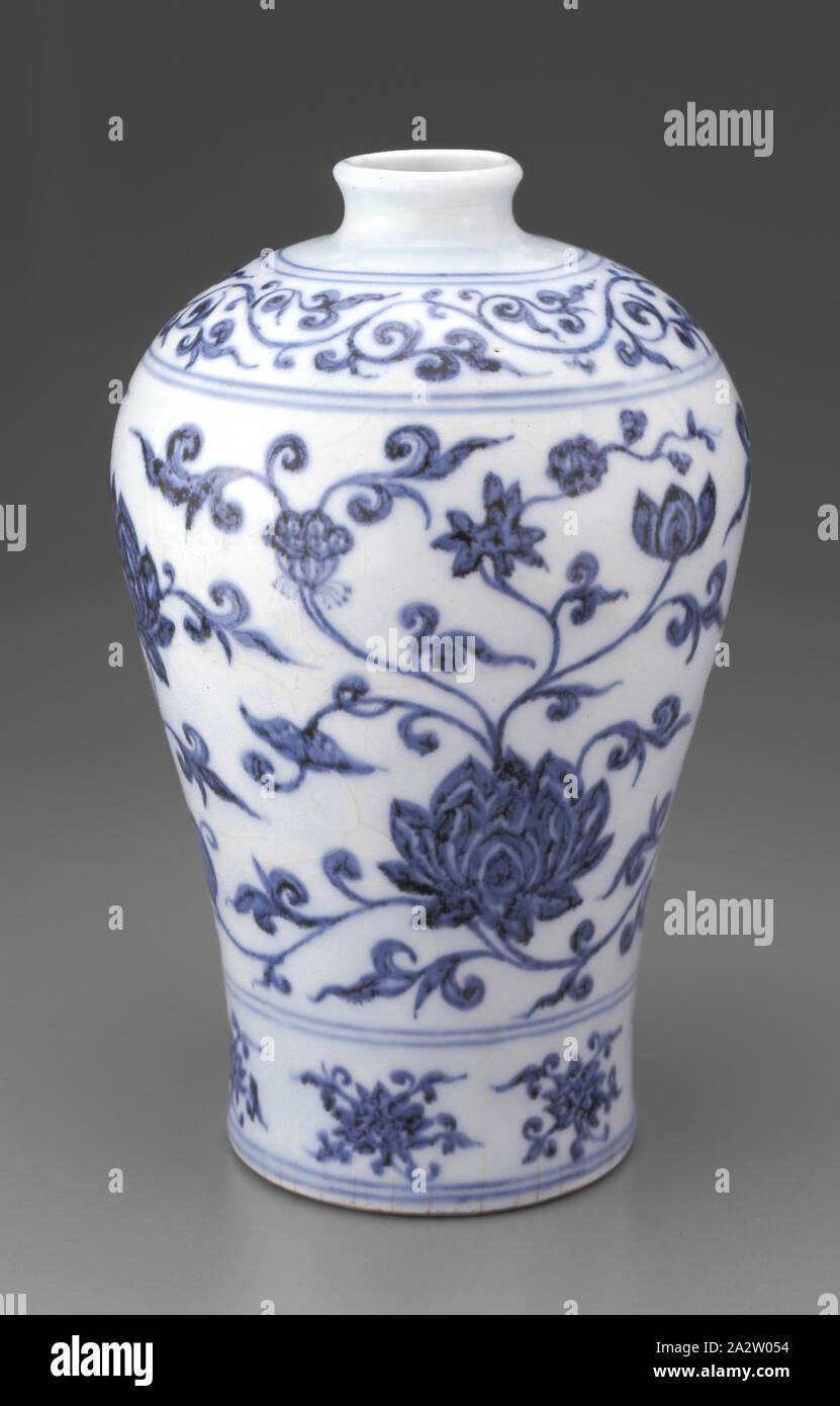 Jarrón con flores pintadas pergaminos, Yongle, de la dinastía Ming Yongle, período, 1403-1424, porcelana con azul underglaze, 9-3/4 in., arte asiático Foto de stock