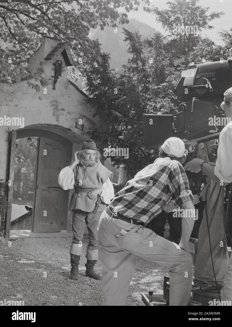 Weegee en función de un campesino de película, Munich, Desconocido,  fotógrafo, alrededor de 1960, gelatina de plata de impresión, 5 x 3-3/4 in  Fotografía de stock - Alamy