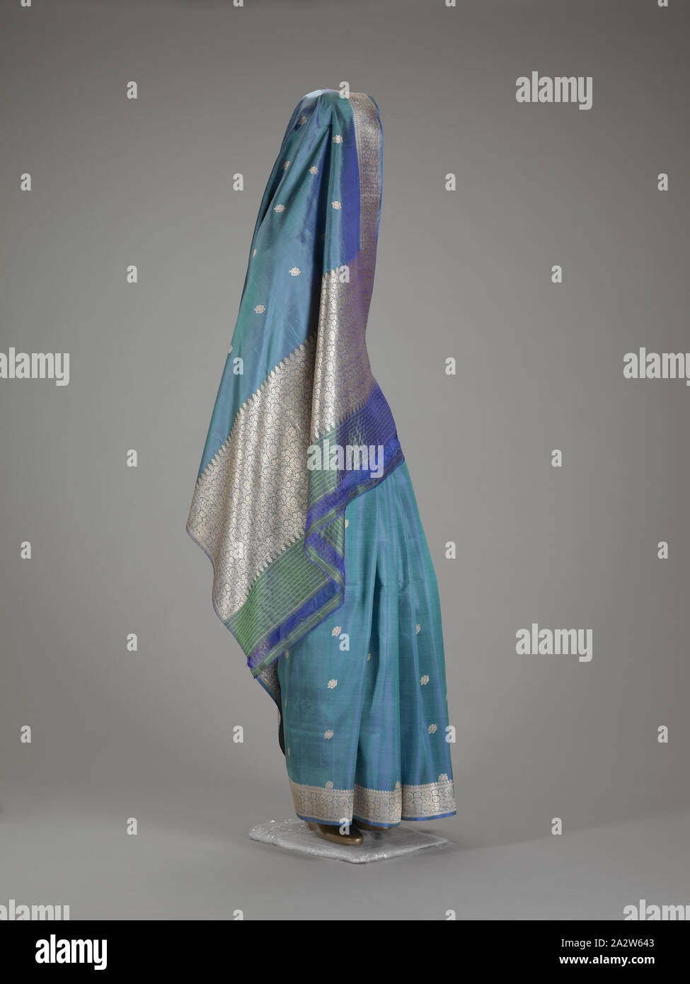 Envoltura de mujer (SARI), 1940, la seda, metallitc roscas, 196 x 43 in., Textil y Moda artes Foto de stock
