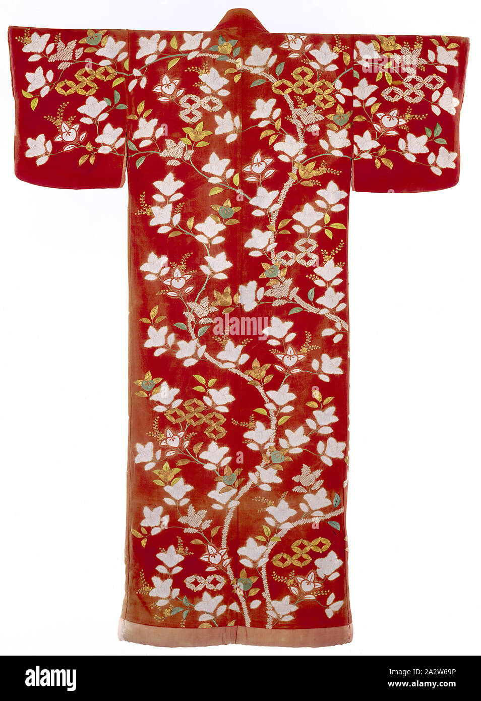 Largo de la mujer joven capotes, kimono (uchikake), finales de Edo, finales de Edo, 1800-1850, de seda roja con hilos de oro envuelto, de 65 x 50 in., Textil y Moda artes Foto de stock