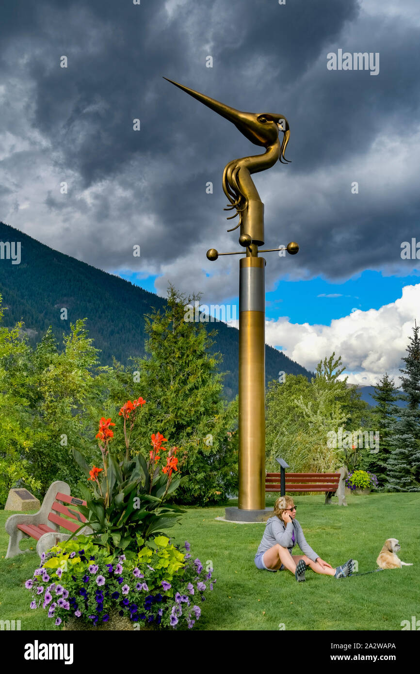 Jardín con heron veleta escultura, Lago, Parque, Nelson, British Columbia, Canadá Foto de stock