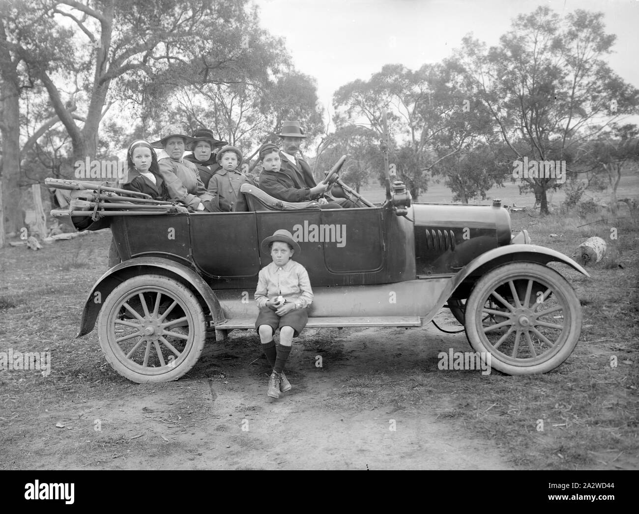 Un gran grupo familiar apilados en un automóvil cerca de Melbourne 1910s Foto de stock