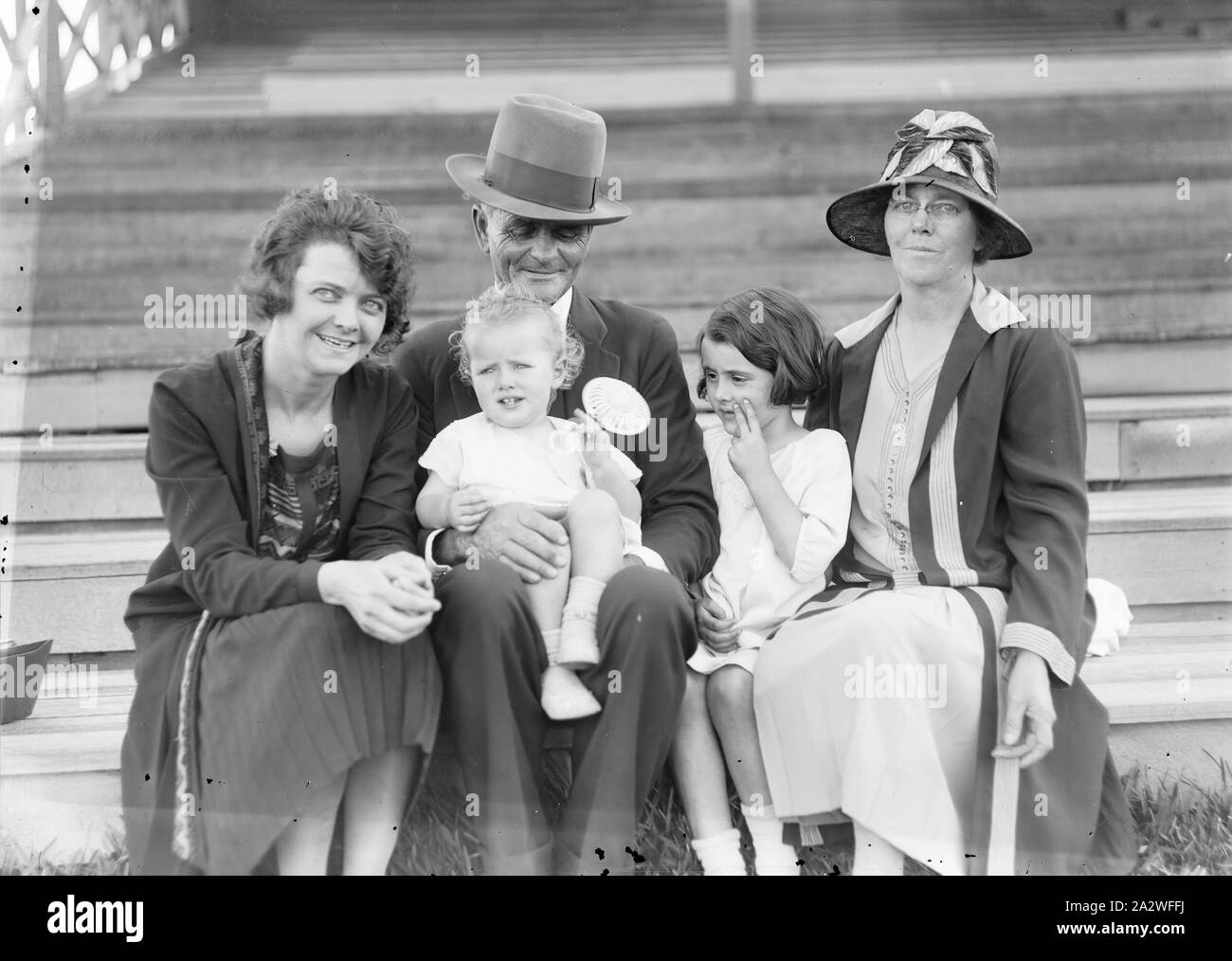 Retrato de familia en blanco y negro fotografías e imágenes de alta  resolución - Alamy