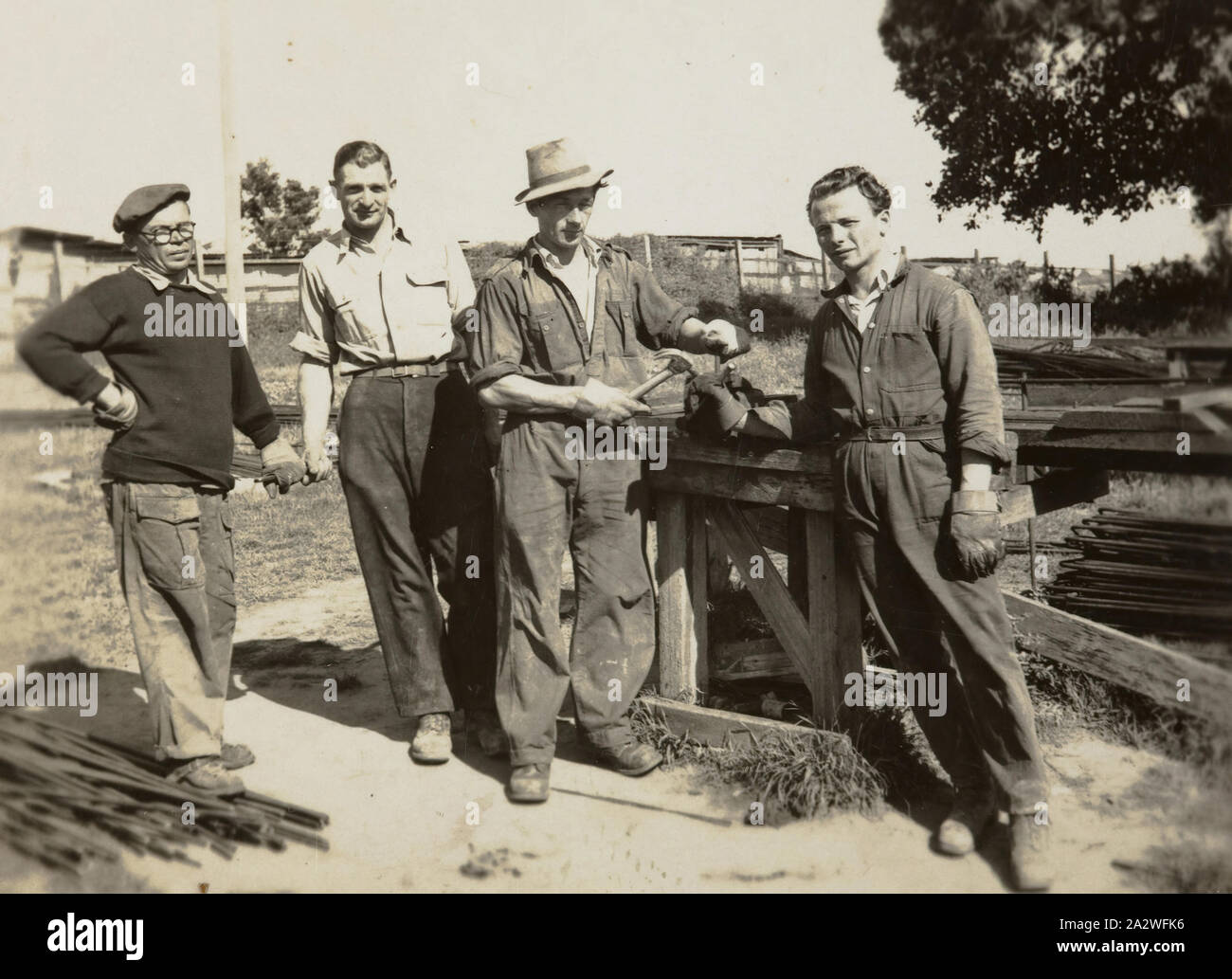Fotografía digital - Cuatro hombres ayudándose mutuamente construir una  casa en Newport, 1951, fotografía en blanco y negro mostrando Ivan Kučan y  amigos en marcha, la construcción de una casa en Newport,