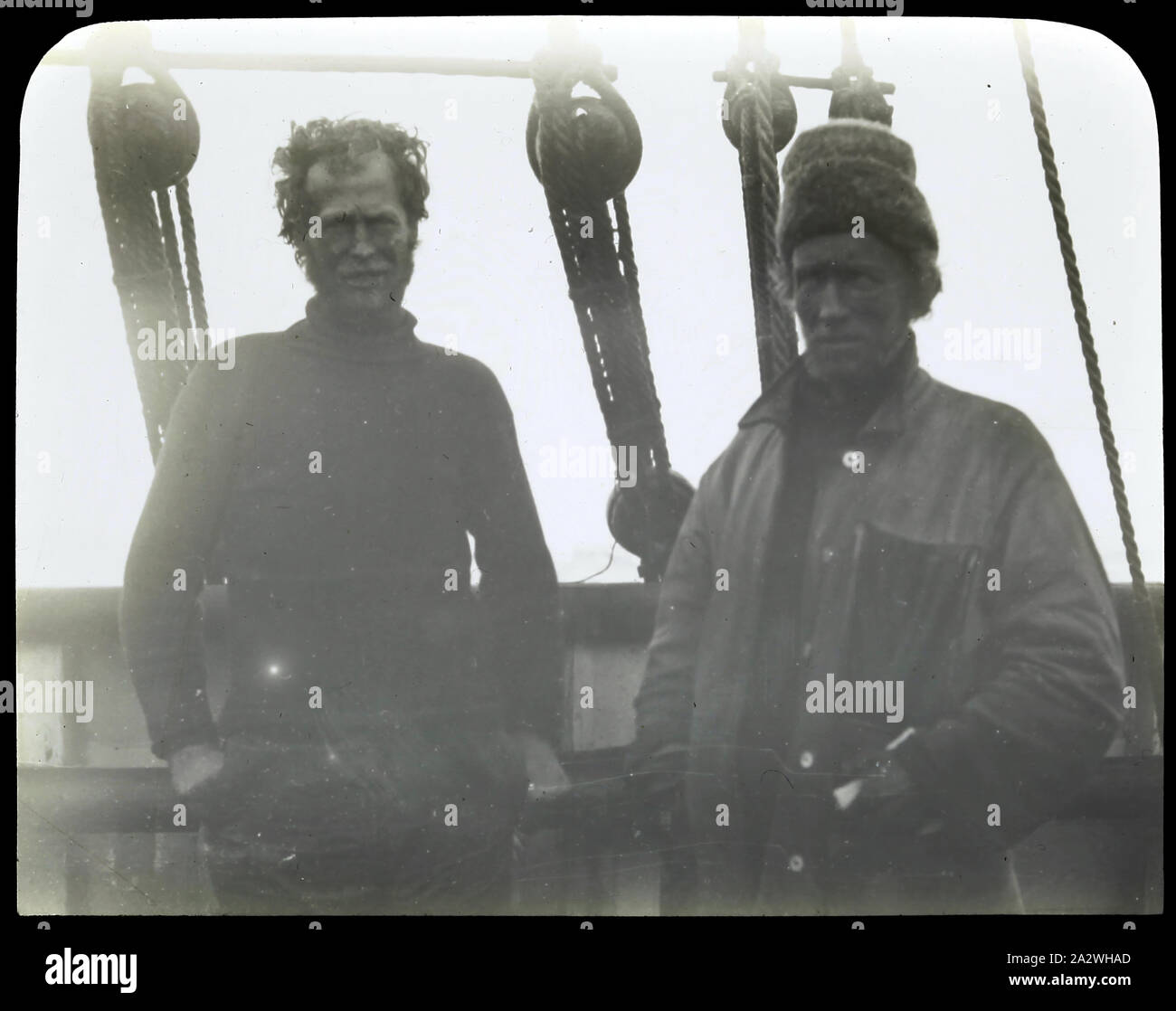 Linterna Slide - Expedición Antártica Británica, dos hombres en el barco, la Antártida, 1907-1909, linterna diapositiva en blanco y negro representando a dos miembros de la Expedición Antártica Británica a bordo de un buque en 1907-1909 Foto de stock