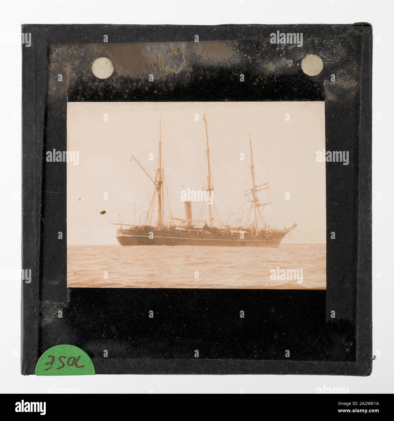 Deslice la linterna - El descubrimiento en aguas abiertas, BANZARE Voyage 2, Antártida, 1930-1931, linterna deslizar de la nave Discovery, la Antártida. Uno de 328 imágenes en varios formatos, incluyendo obras de arte, fotografías, diapositivas y negativos de vidrio linterna Foto de stock