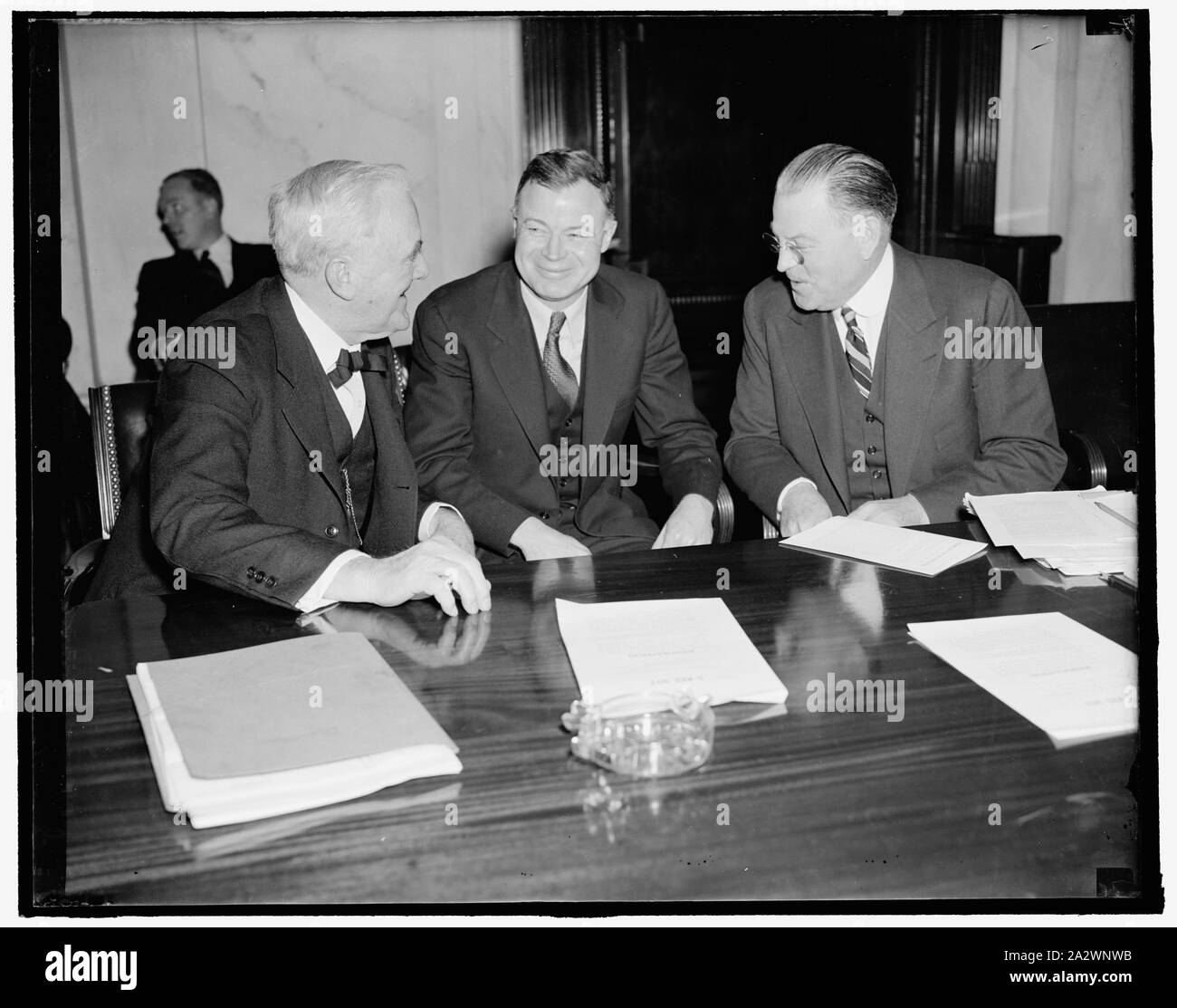 Los senadores republicanos pregunta NLRB Cabeza. Washington, D.C., el 3 de febrero. Los senadores republicanos George W. Norris (izquierda) de Nebraska, y Warren R. Austin de Vermont, infundir un poco de afable joshing en el interrogatorio del Presidente J. Warren Madden de la Junta Nacional de Relaciones Laborales, ante el Comité Judicial del Senado hoy. Madden afirmó ante el comité que exige una investigación congresional de la NLRB por el Senador Burke se basan en la desinformación, verdades a medias y trivialidades, 2/3/38 Foto de stock