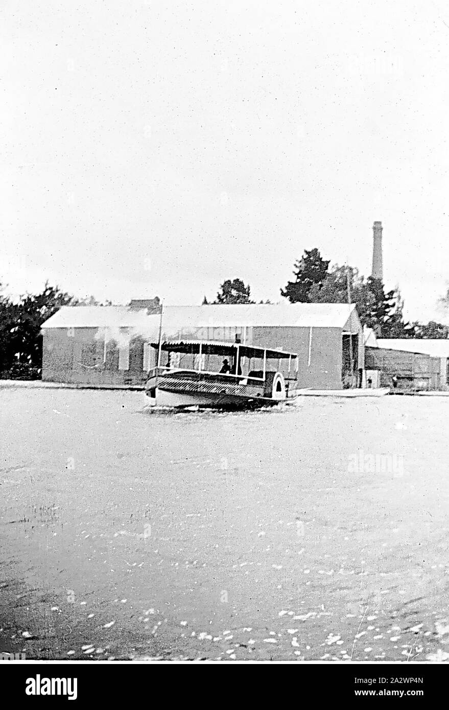 Negativo - Ballarat, Victoria, en 1934, la ciudad de oro paddleboat sobre su último viaje como un barco a vapor. En la tierra, el Club Náutico de Ballarat Foto de stock
