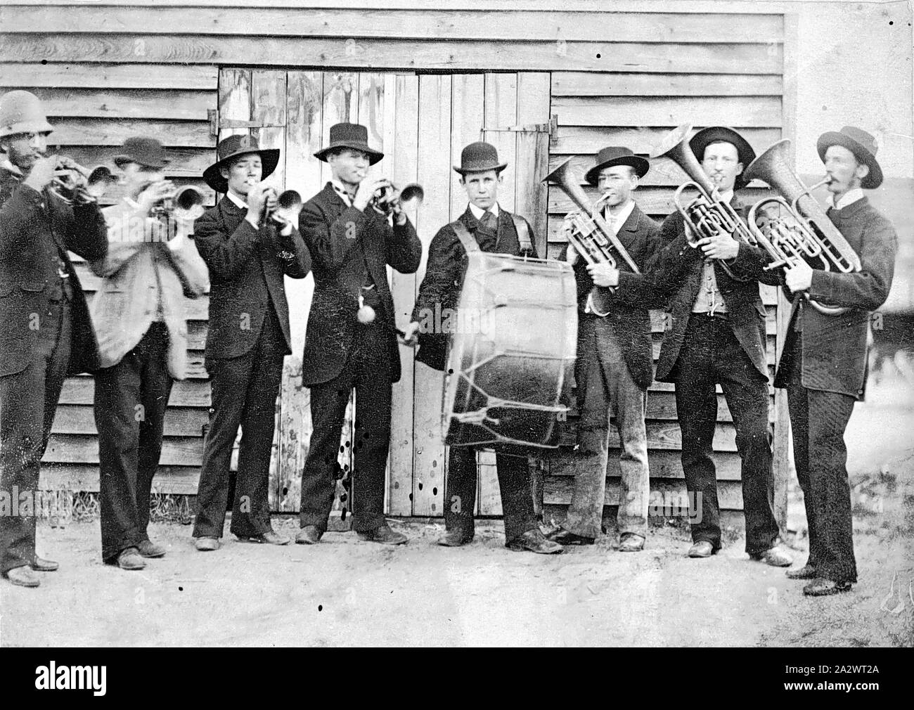 Negativo - Hopetoun, Victoria, antes de 1900, los miembros de la Hopetoun Brass Band de pie delante de sus salas. El hombre de la izquierda lleva un casco del policía Foto de stock