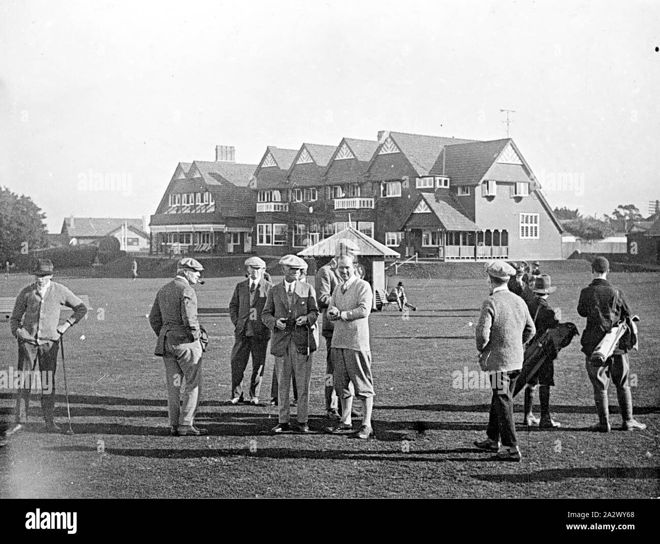Negativo - Sandringham, Victoria de 1924, hombres jugando al golf en el Club de Golf de Sandringham. El clubhouse en el fondo Foto de stock