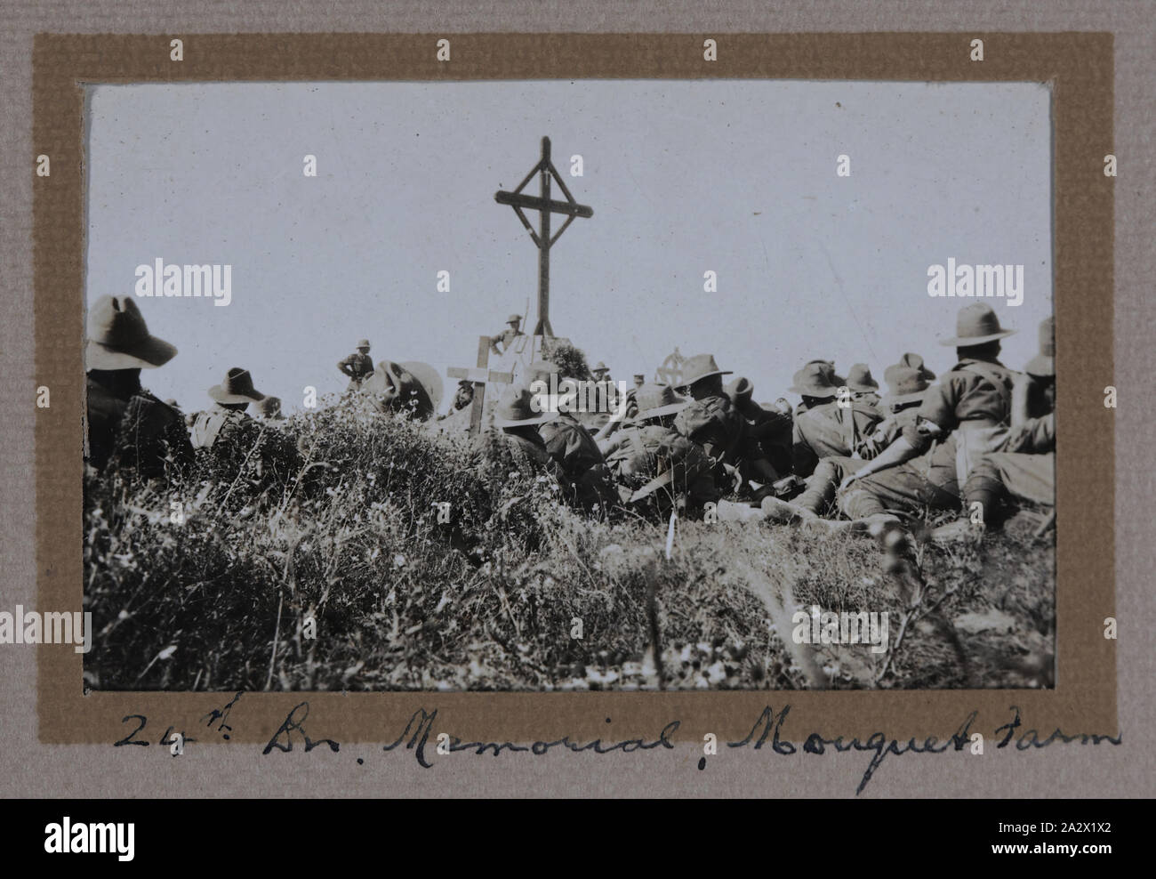 Fotografía - '24mn. Memorial, la granja Mouquet', el Sargento Mayor G.P. Mulcahy, la I Guerra Mundial, agosto de 1917, la fotografía de los soldados que rodean el monumento al 24º Batallón en la granja Mouquet, Francia. Granja Mouquet fue parte de la batalla del Somme, la granja fue finalmente capturado a finales de septiembre de 1916. Esta imagen es, por lo tanto, probable que han sido adoptadas después de esta fecha. La fotografía es el mismo que uno celebrado por el Australian War Memorial, descrito como "El Coronel James tropas de direccionamiento Foto de stock