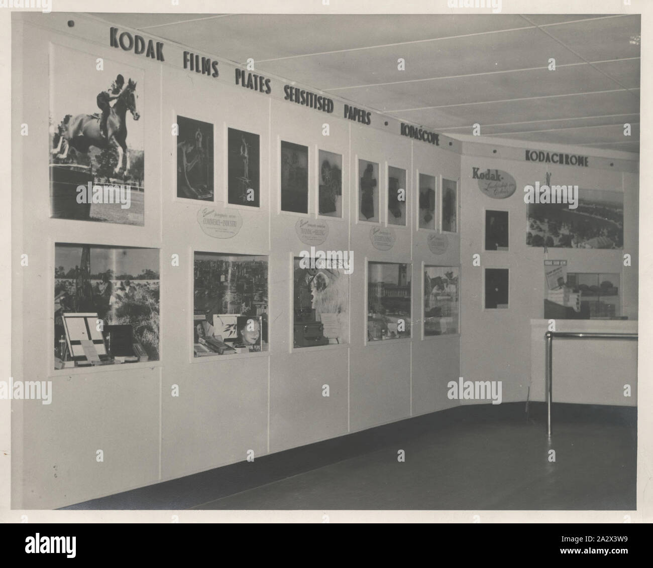 Winneconne, WI - 11 De Noviembre De 2018: Una Cámara Desechable Kodak Con  Película Kodak De 35 Mm En El Interior Sobre Un Fondo Aislado. Fotos,  retratos, imágenes y fotografía de archivo