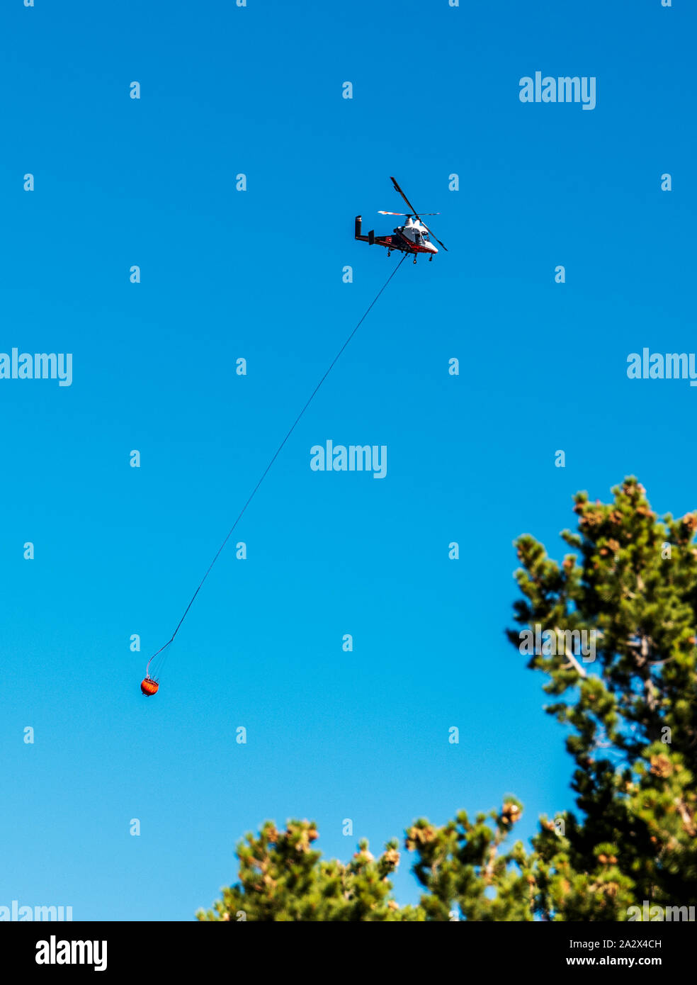 Kaman K-MAX; K-1200; el helicóptero con rotores intercalados; synchropter; llevar agua para la lucha contra los incendios forestales Decker, cerca de la salida, Colorado, EE.UU. Foto de stock