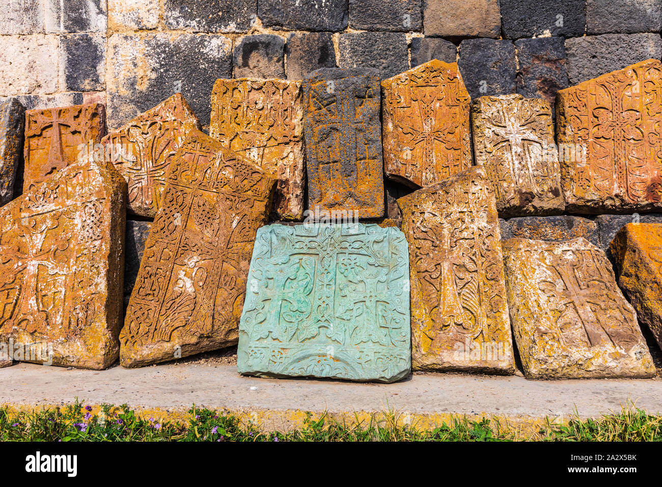 Armenia. Sevan. Las tabletas de piedra tallada fuera de la iglesia de Surp Arakelots Sevanavank en el monasterio en el lago Sevan. Foto de stock