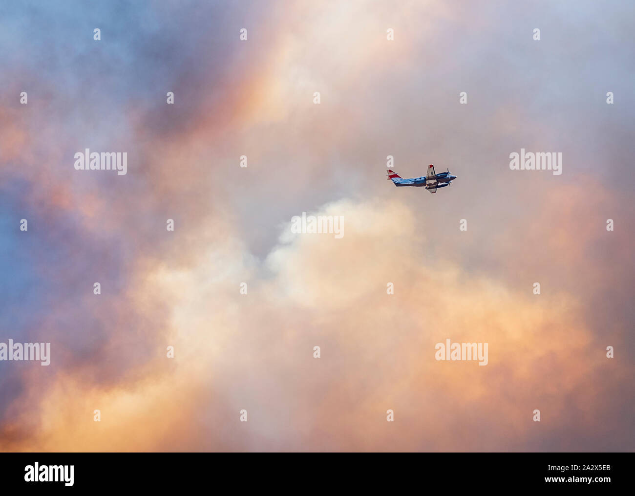 El Servicio Forestal de los Estados Unidos Cae avión retardante contra incendios forestales en Decker en montaña metodista; Arkansas River Valley; Salida, Colorado, EE.UU. Foto de stock