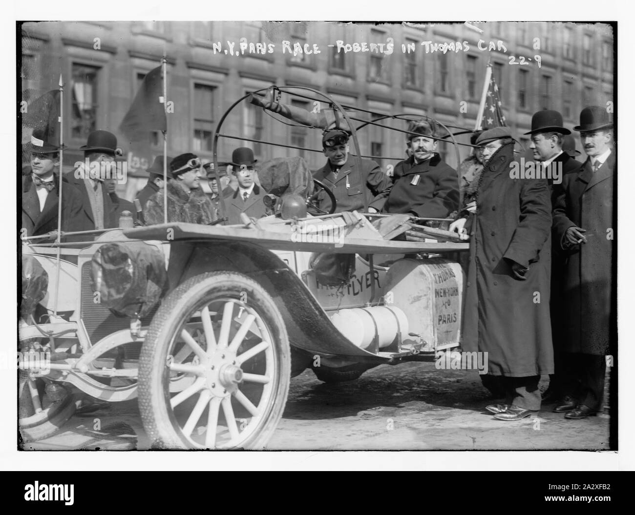 Thomas Roberts en coche en el 1908 Nueva York a París Carrera.; Foto de stock