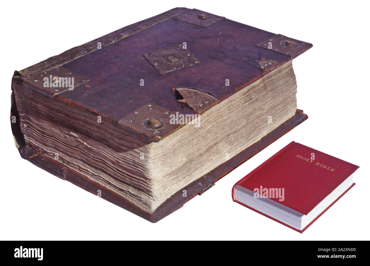 Primera edición de la Biblia King James 1611 con una edición moderna que muestra la diferencia en tamaño Foto de stock